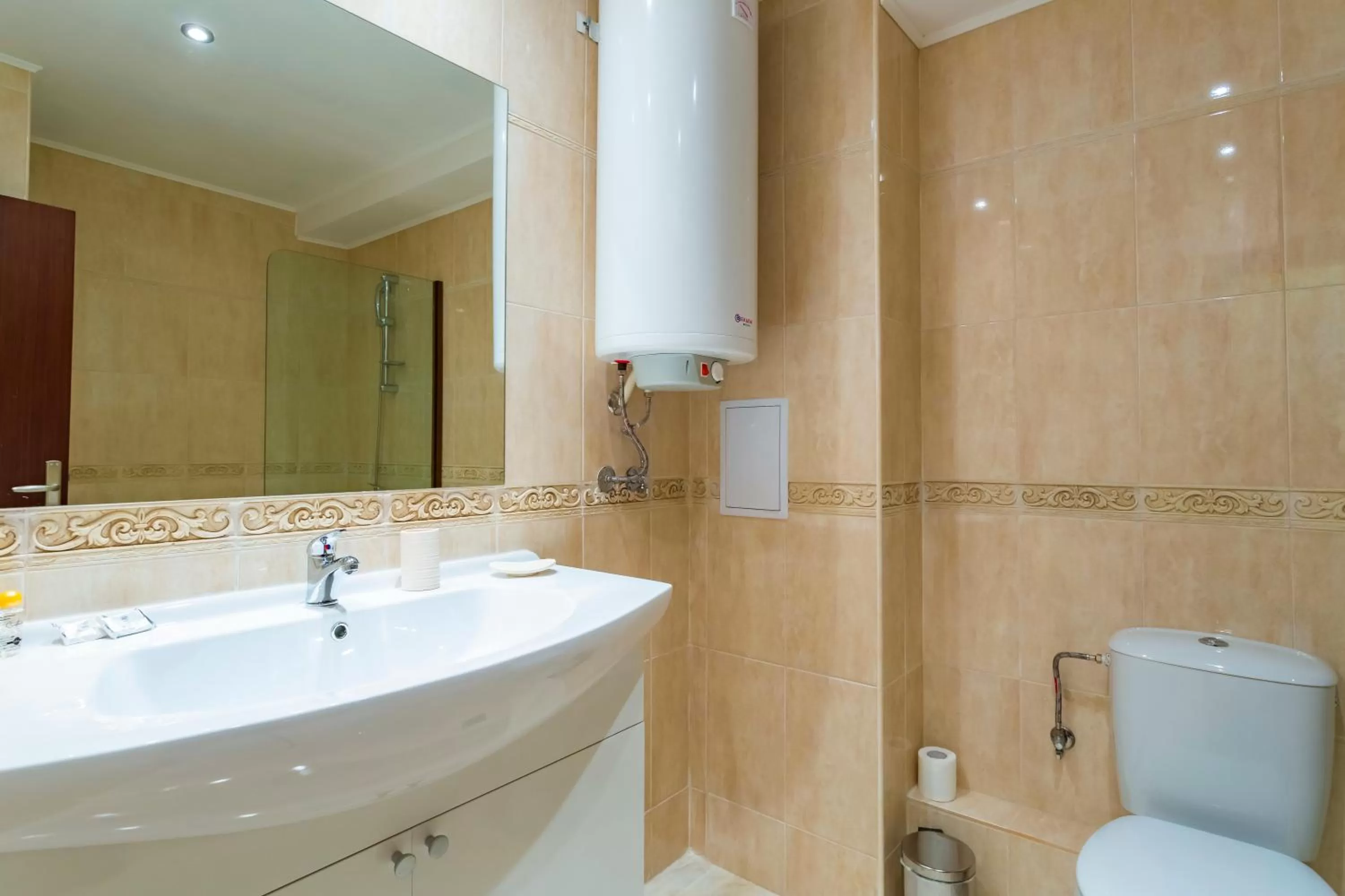 Shower, Bathroom in Rose Gardens Apart Hotel