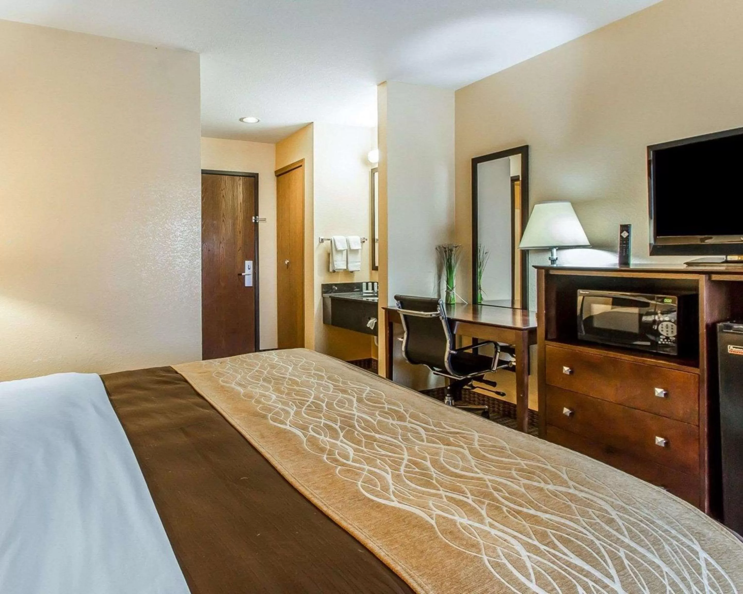Bedroom, Bed in Quality Inn & Suites Mount Pleasant