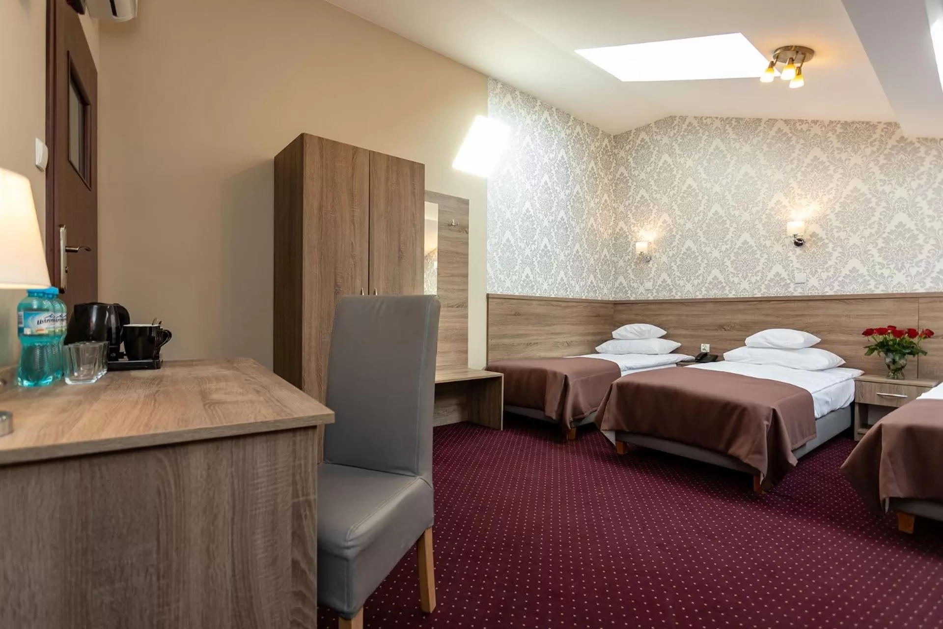 Photo of the whole room, Bed in Hotel Maximum