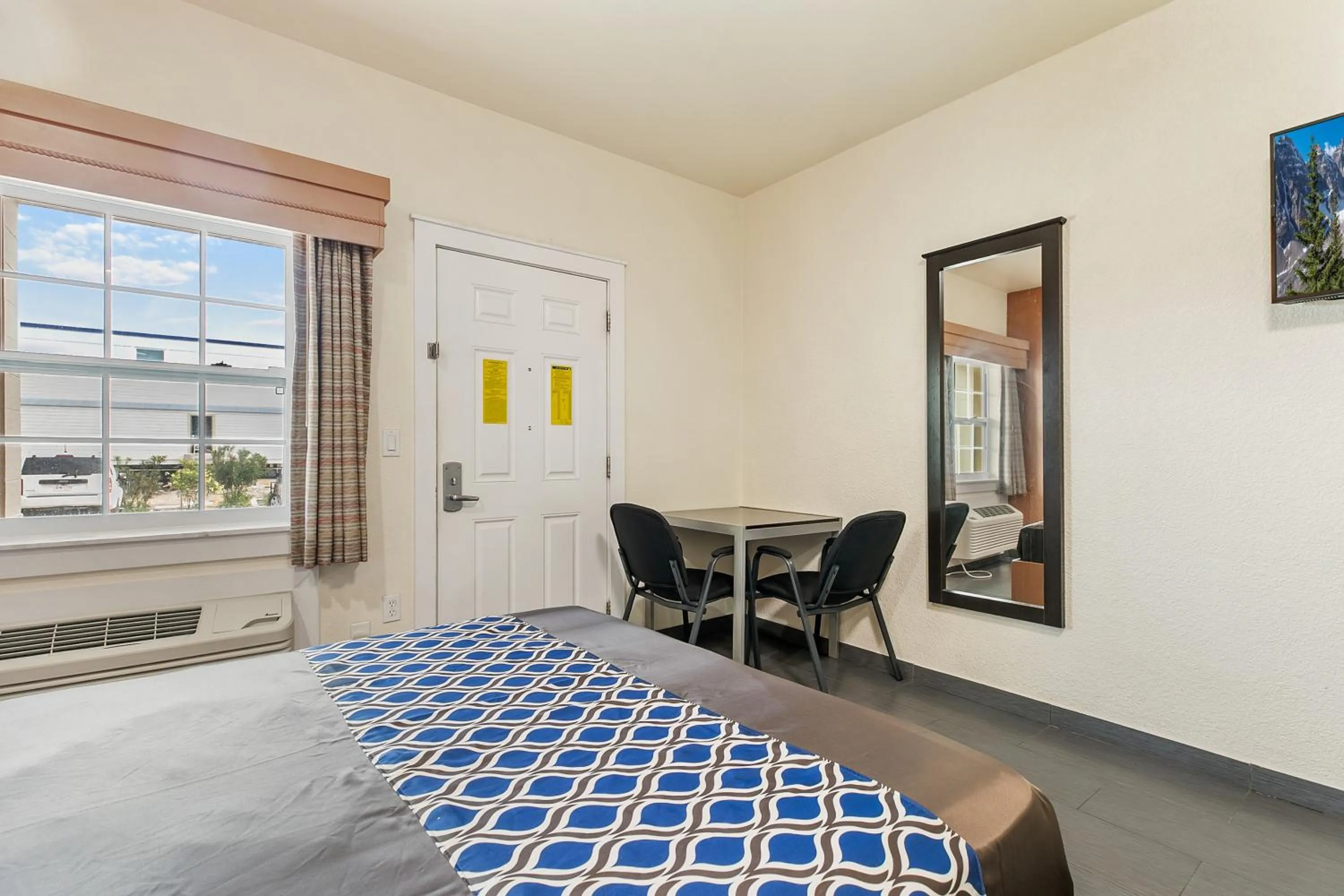 Seating area, Bed in Lighthouse Inn