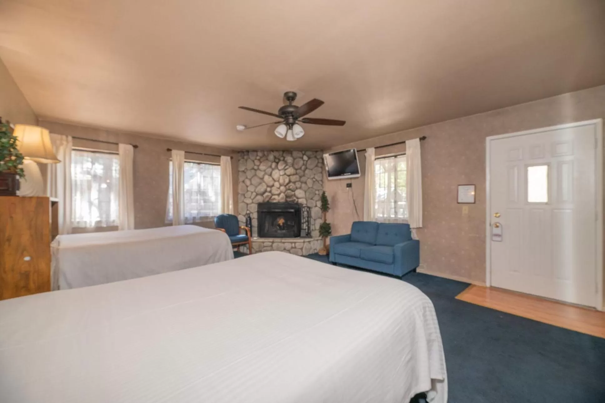 Photo of the whole room, Bed in Black Forest Lodge