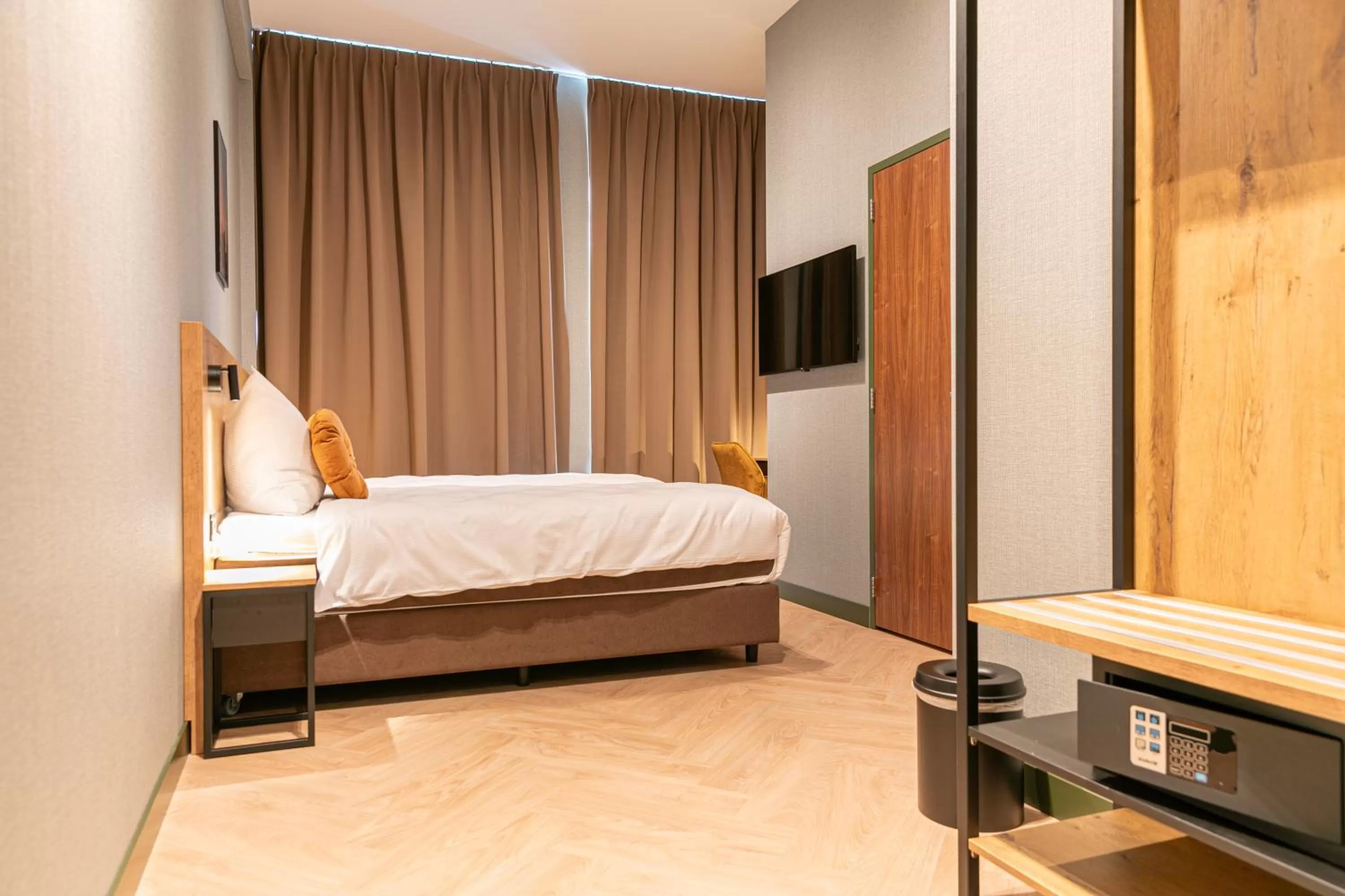 Photo of the whole room, Bed in Distrikt Hotels Amsterdam Zaandam