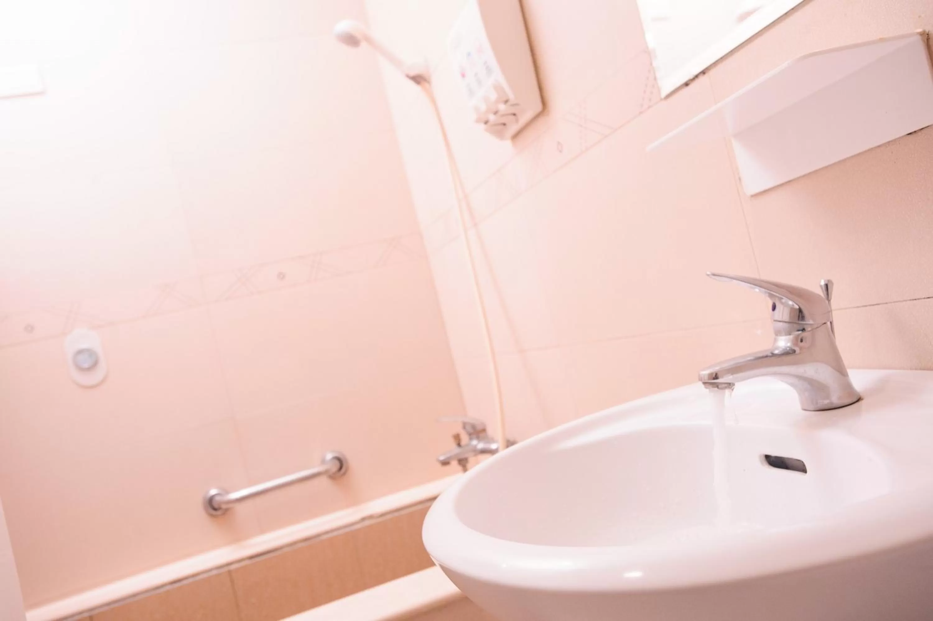 Toilet in Kiwi Express Hotel - Zhong Zheng Branch