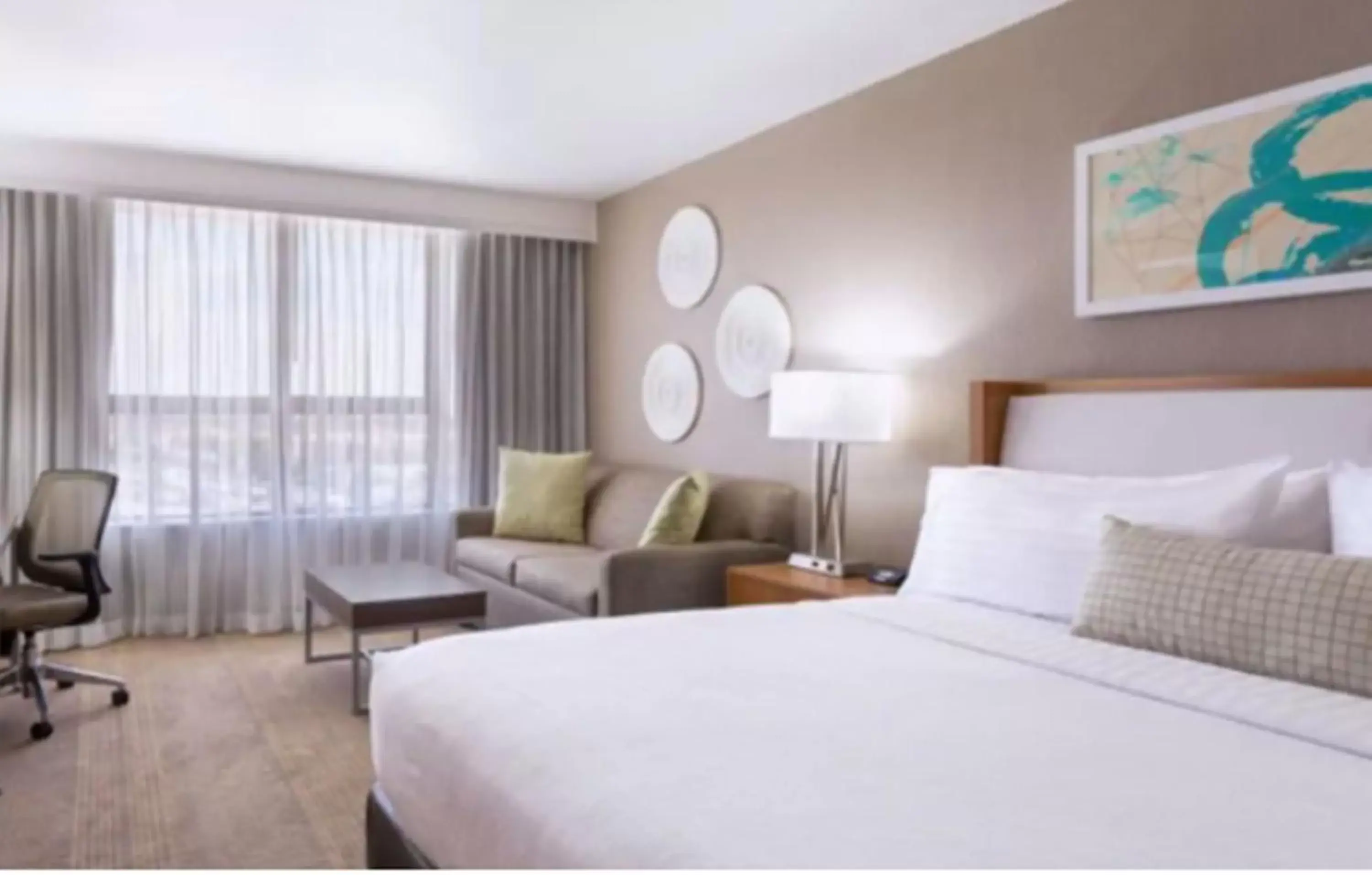 Standard King Room with Mobility Accessible Tub in Holiday Inn Miami West - Airport Area, an IHG Hotel Standard King Room with Mobility Accessible Tub in Holiday Inn Miami West - Airport Area, an IHG Hotel