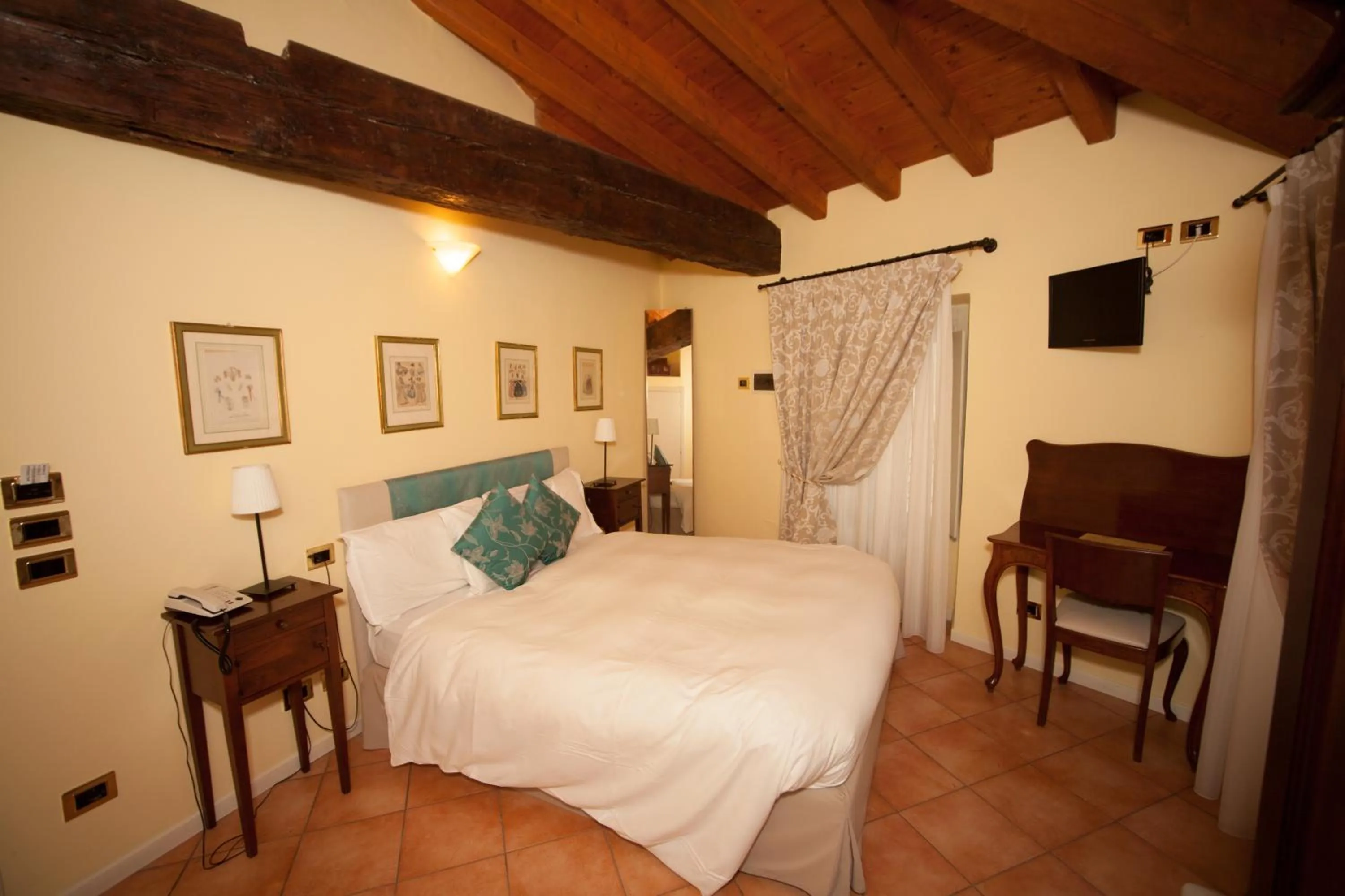 TV and multimedia, Bed in Albergo Orologio