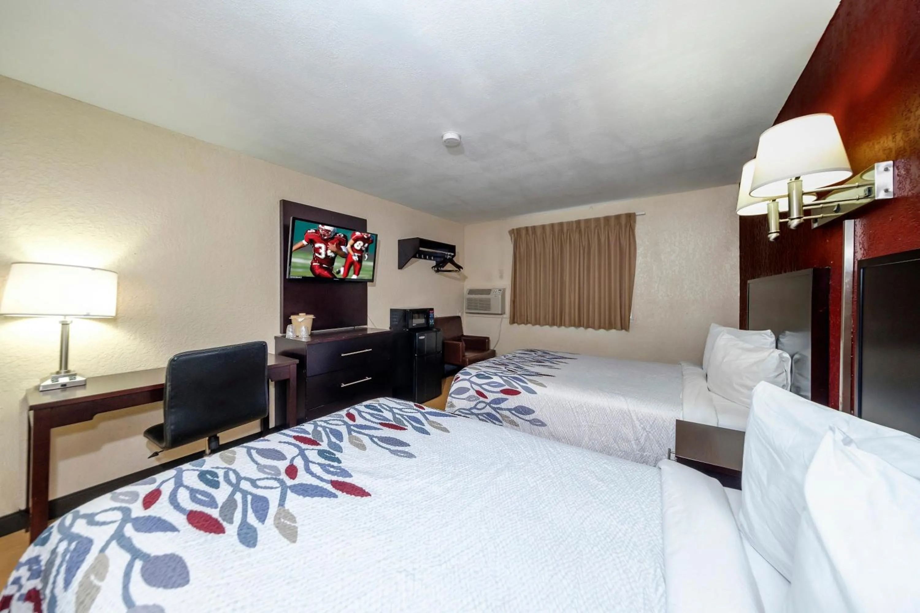 Photo of the whole room, Bed in Red Roof Inn Jacksonville - Cruise Port