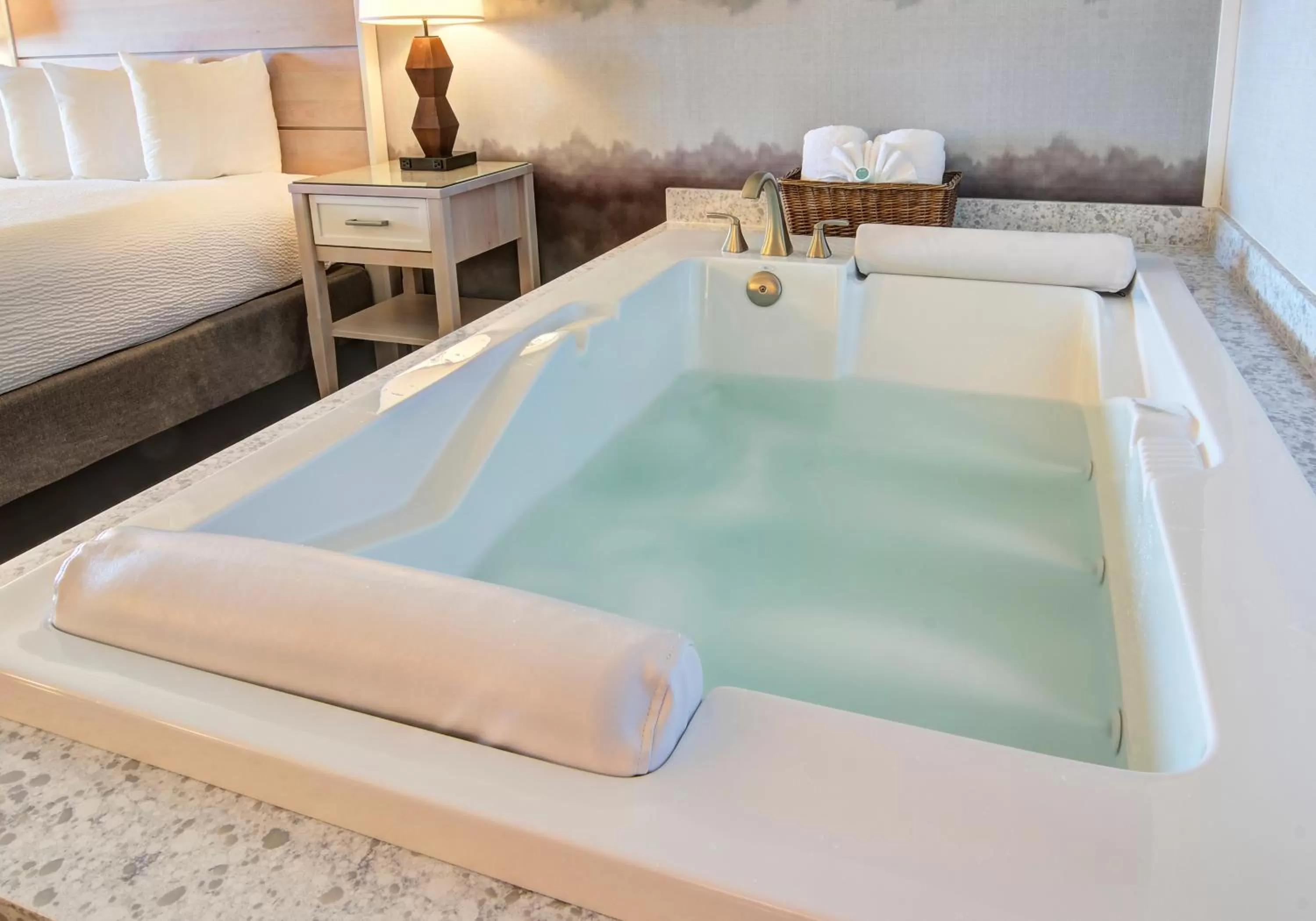 Hot Tub, Bed in Hallmark Resort - Newport