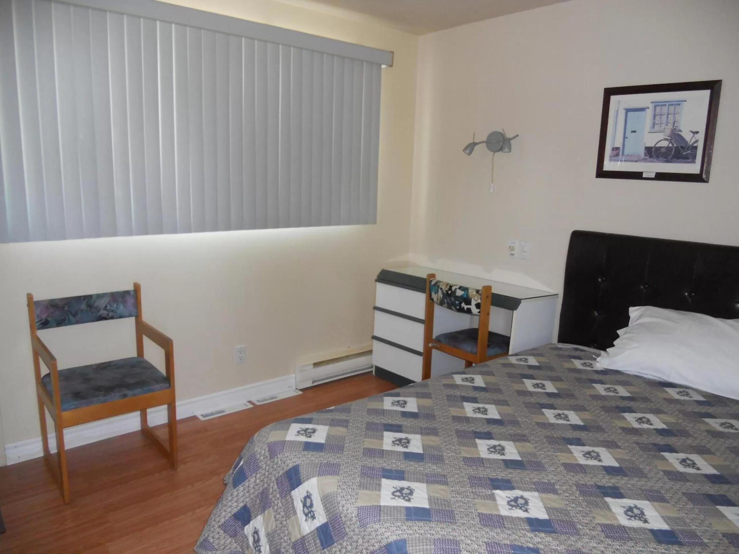 Bedroom, Bed in Motel Normandie