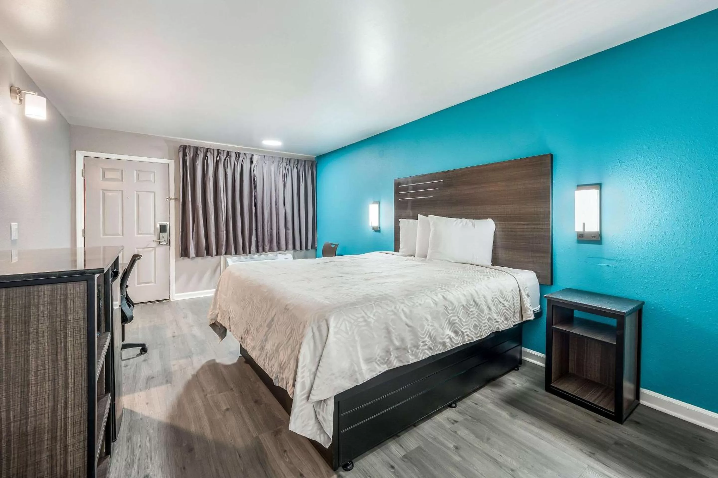 Photo of the whole room, Bed in Econo Lodge Russellville