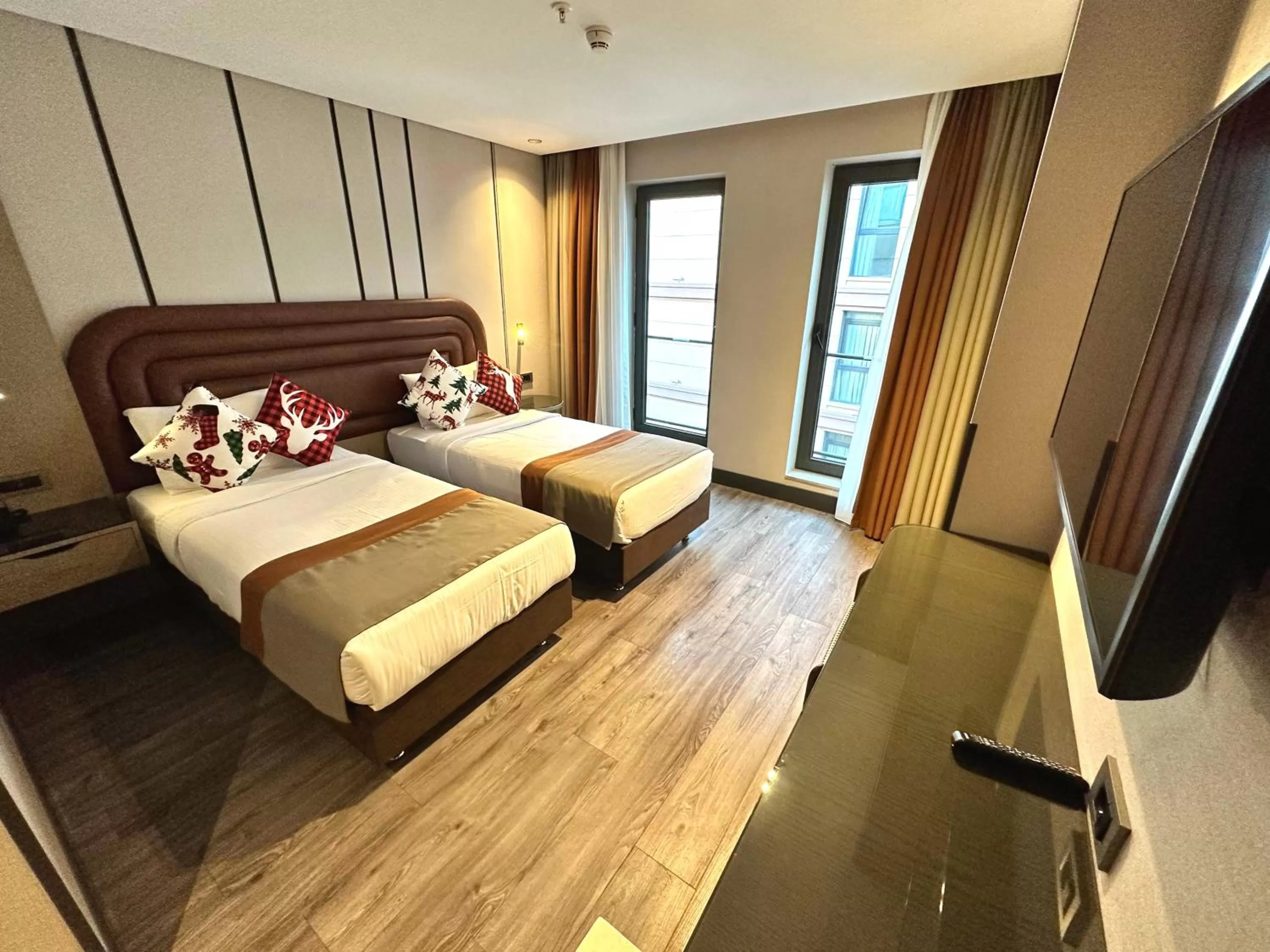 Bed in Edition Old City Hotel