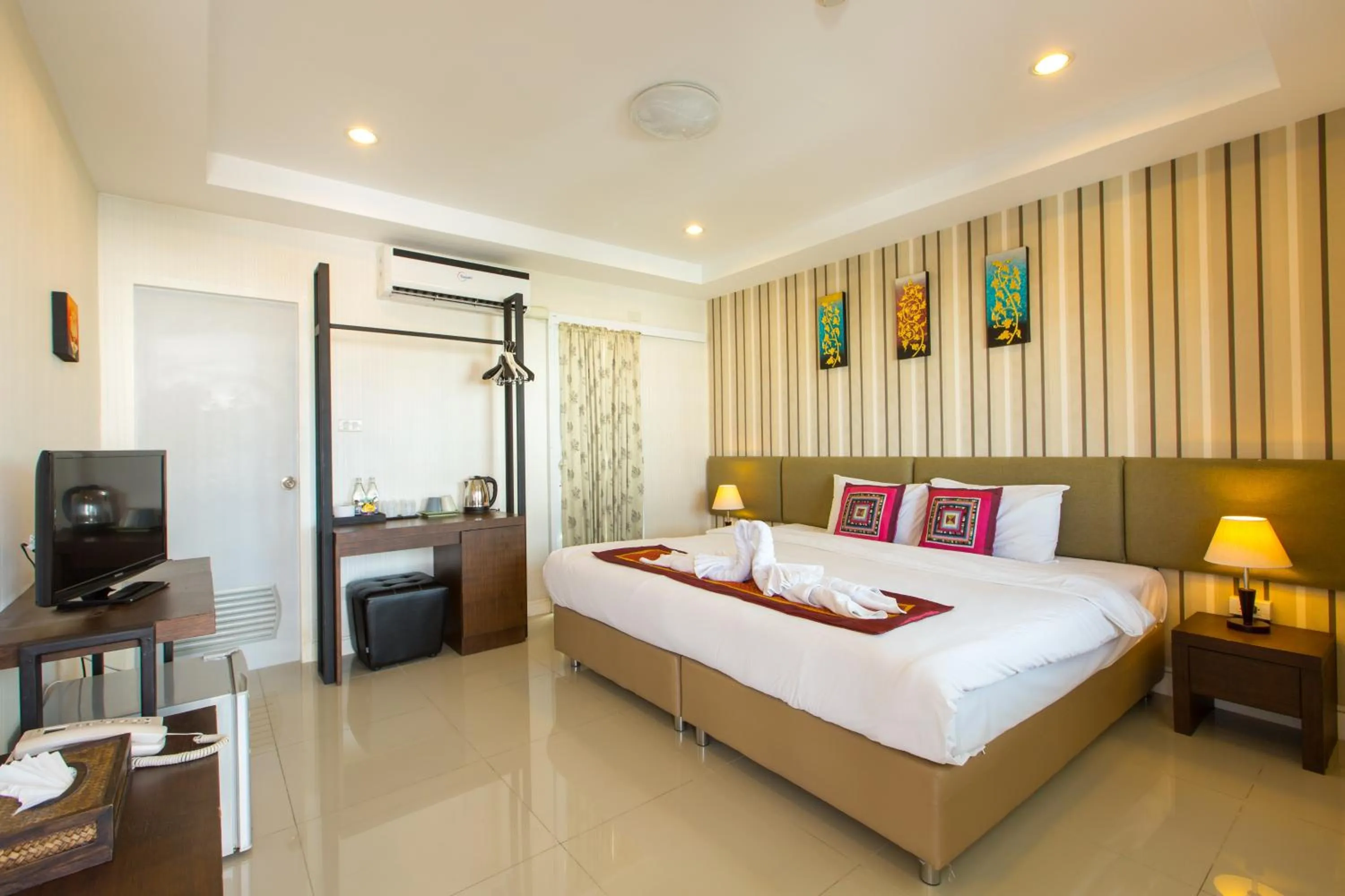 Photo of the whole room, Bed in Chiang Mai Waroros Boutique Hotel