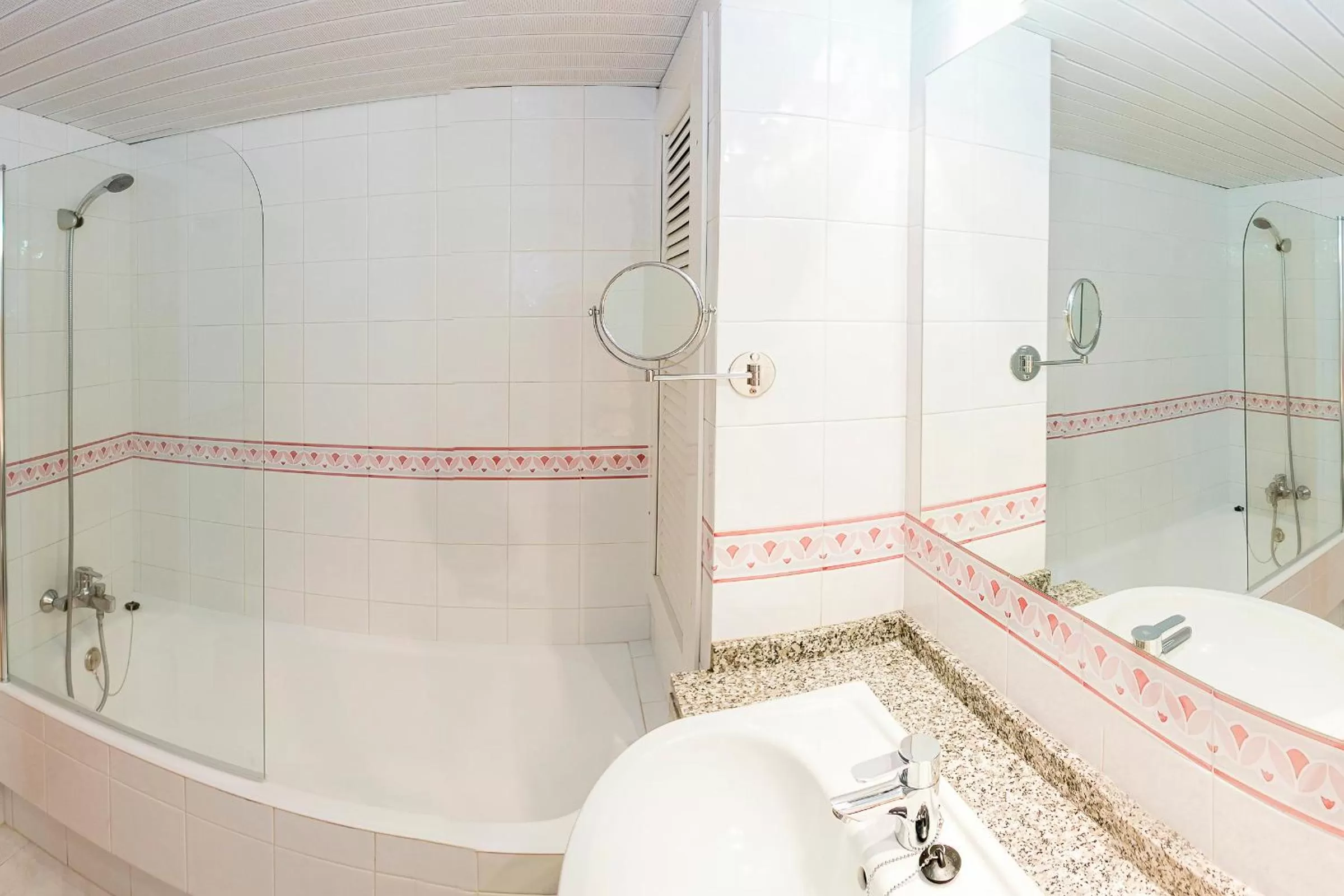 Bathroom in Aparthotel Duquesa Playa