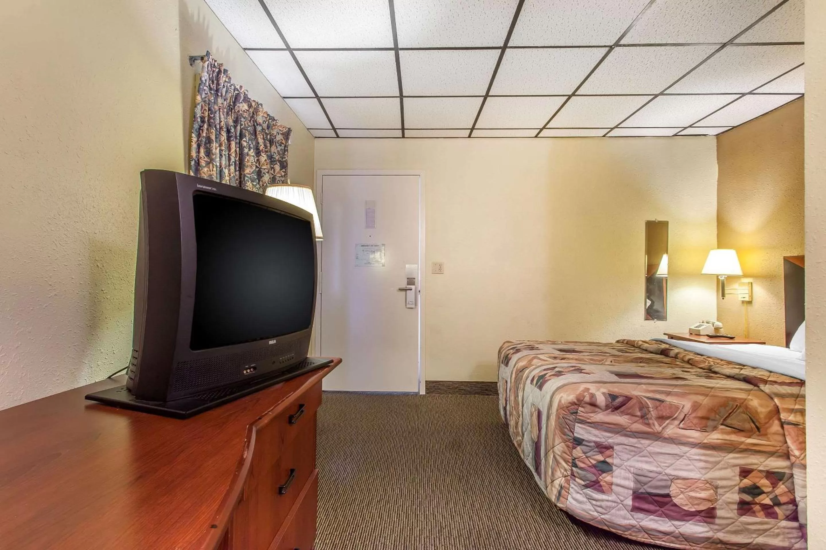 Photo of the whole room, Bed in Rodeway Inn Sandusky North
