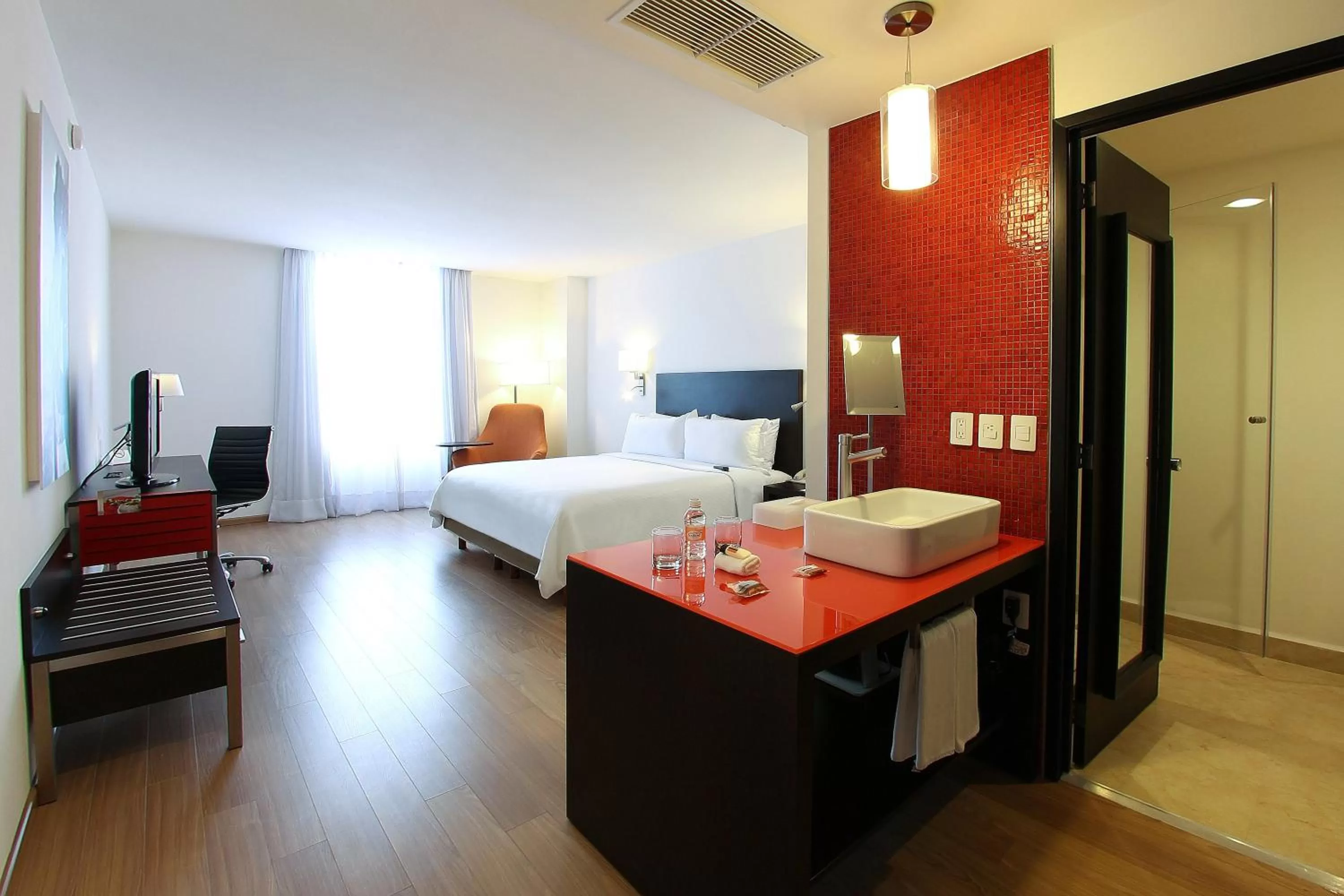 Photo of the whole room, Bed in Fiesta Inn Express Naucalpan