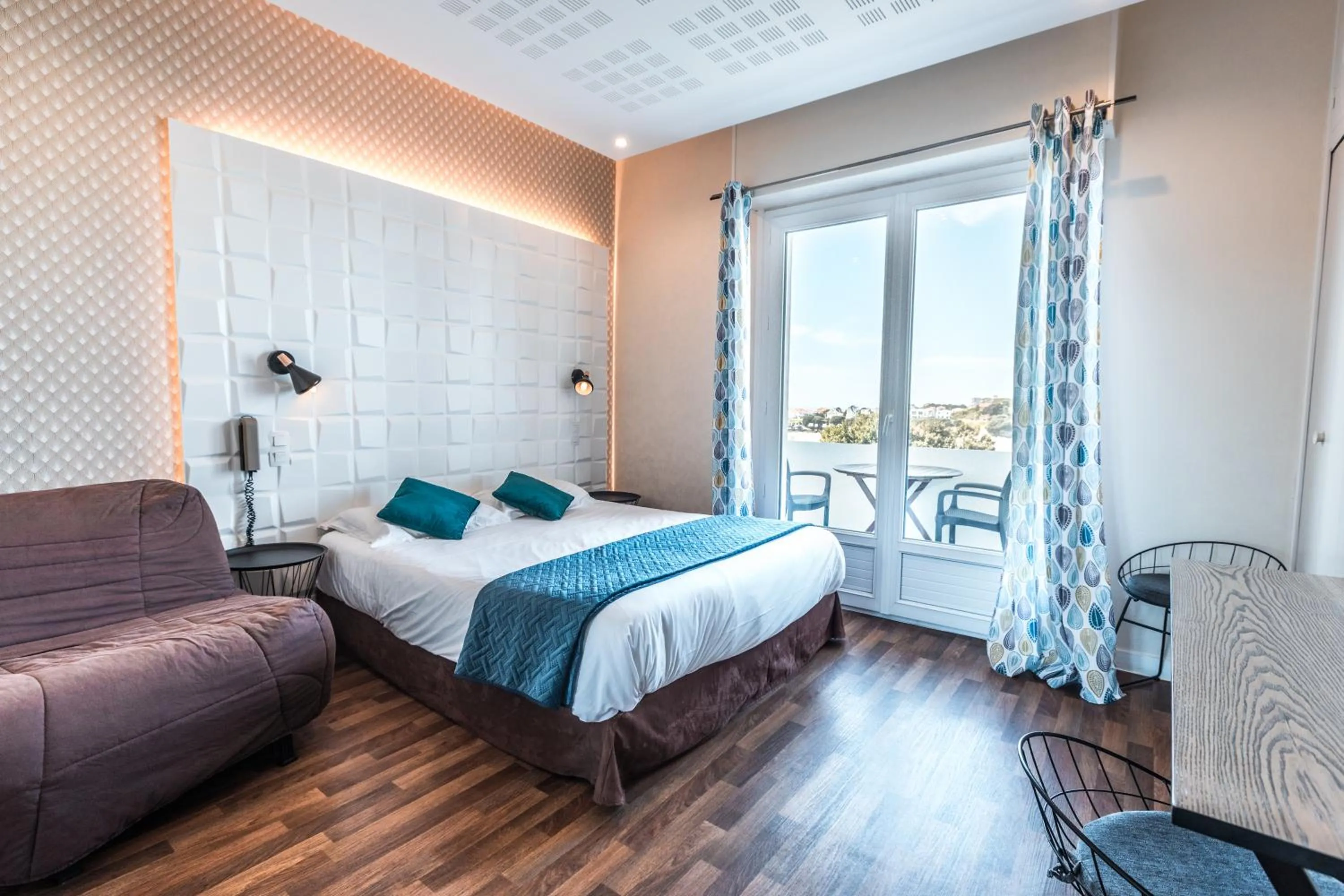 Bathroom, Bed in Hotel Belle Vue Royan