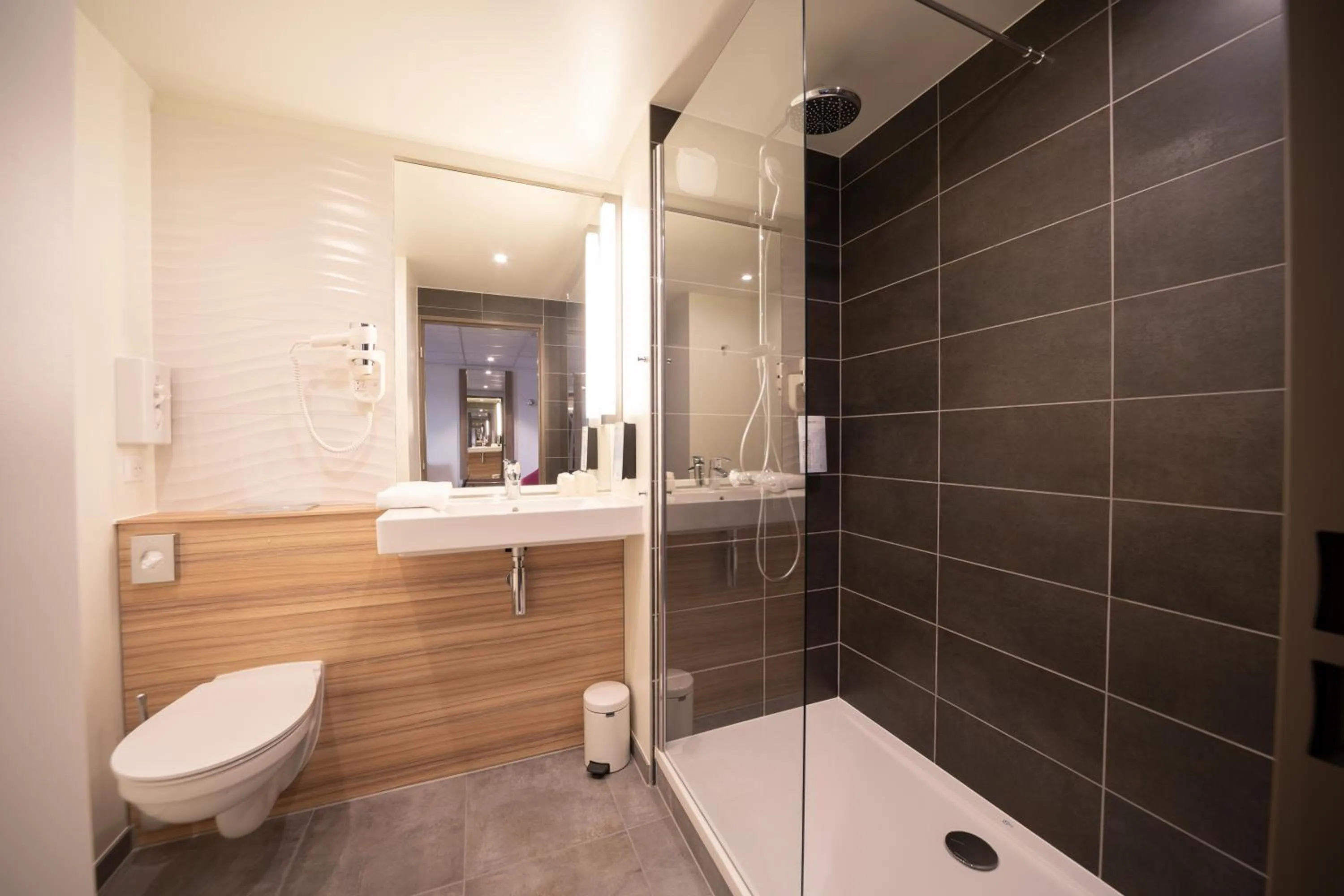 Bathroom in Campanile Annemasse Est Findrol CHAL