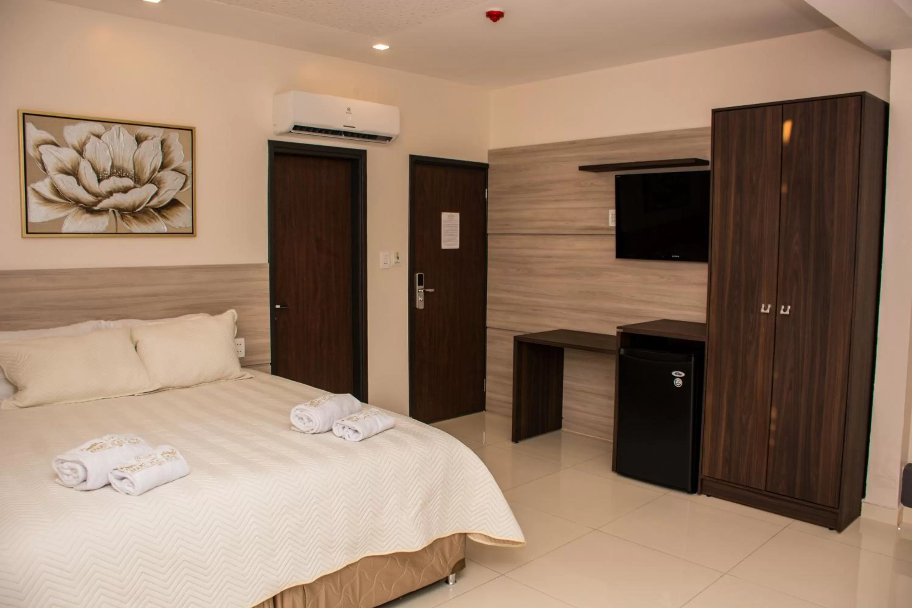 Communal lounge/ TV room, Bed in SERPYL Plaza Hotel