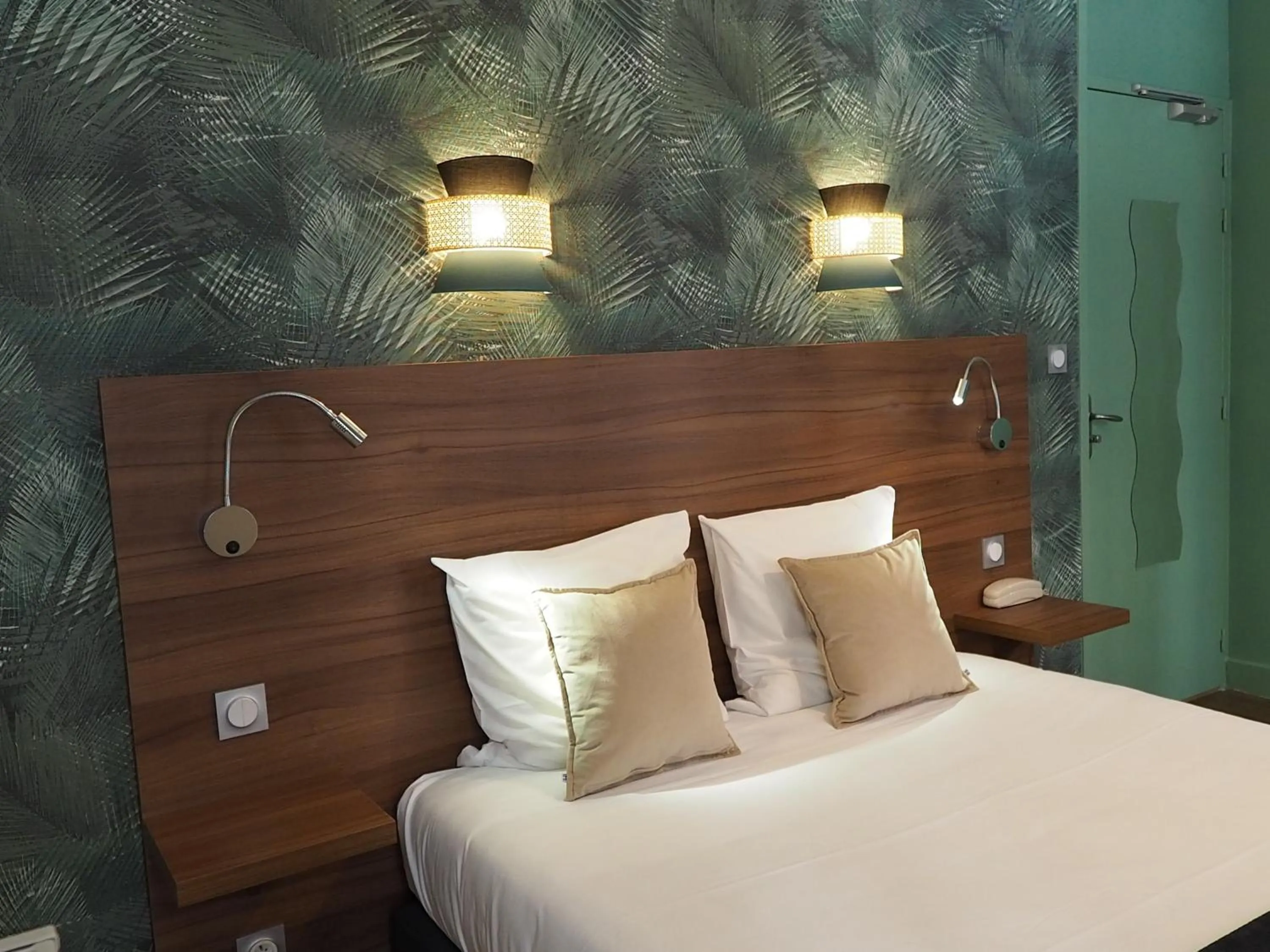 Bed in Hôtel du Dauphin