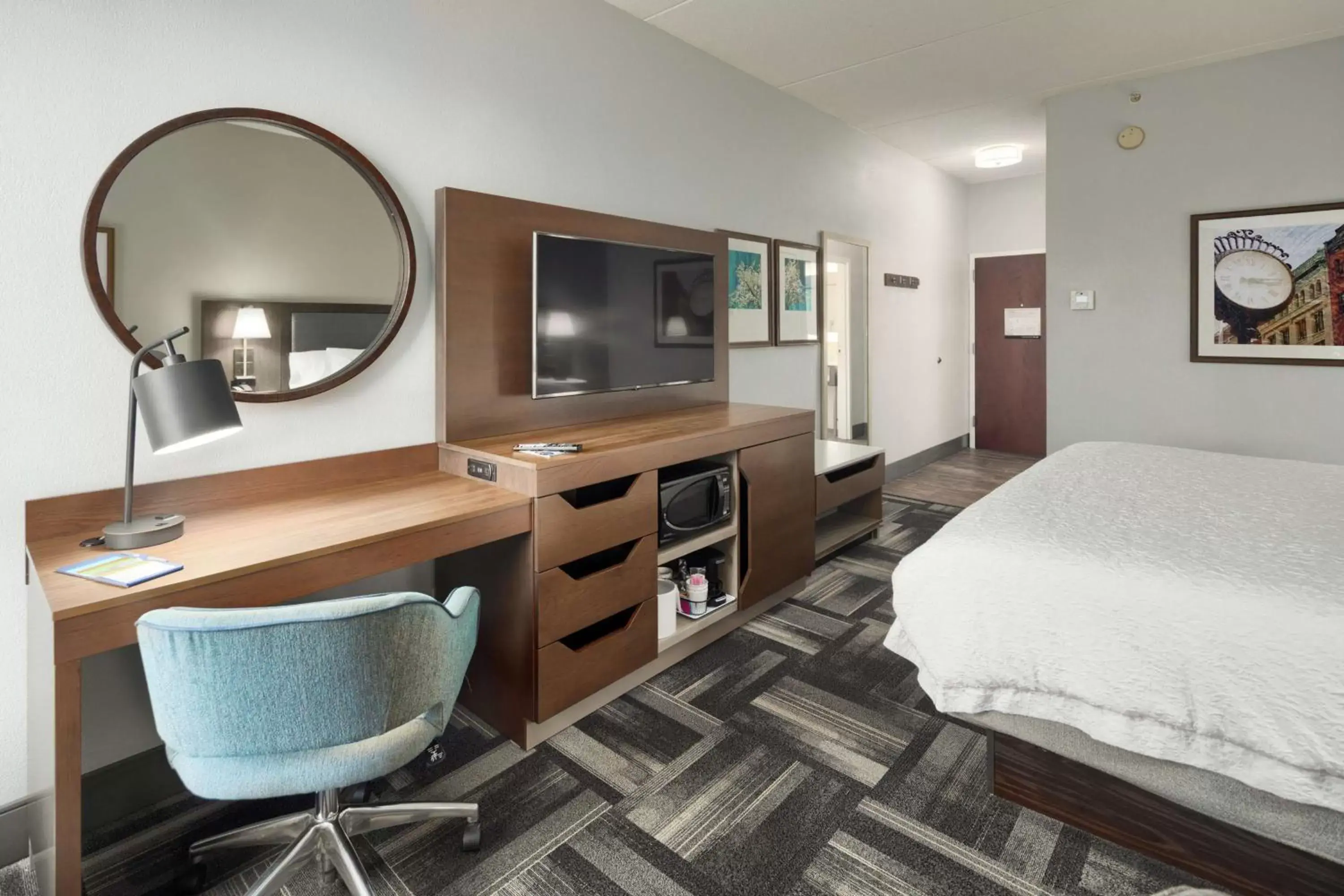 King Room with Shower - Non-Smoking in Hampton Inn Louisville Northeast King Room with Shower - Non-Smoking in Hampton Inn Louisville Northeast