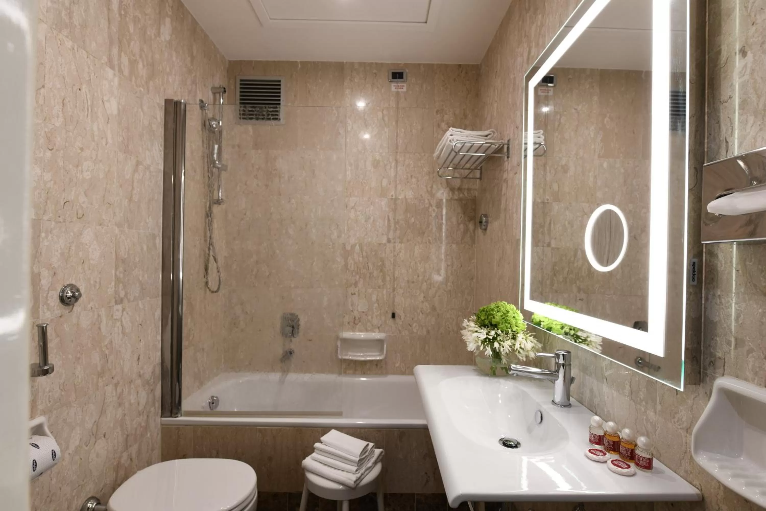 Shower in Bettoja Hotel Massimo d'Azeglio