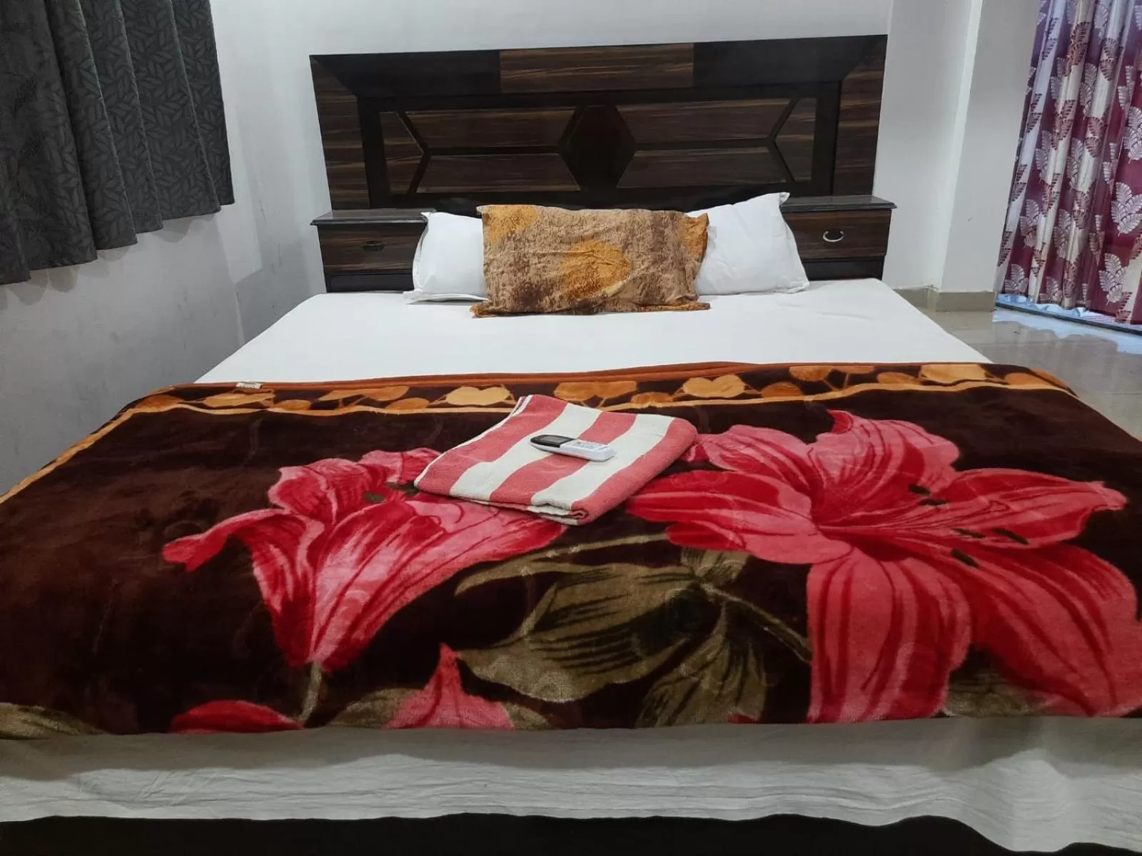 Bed in STAYMAKER Hotel Raj Ganga