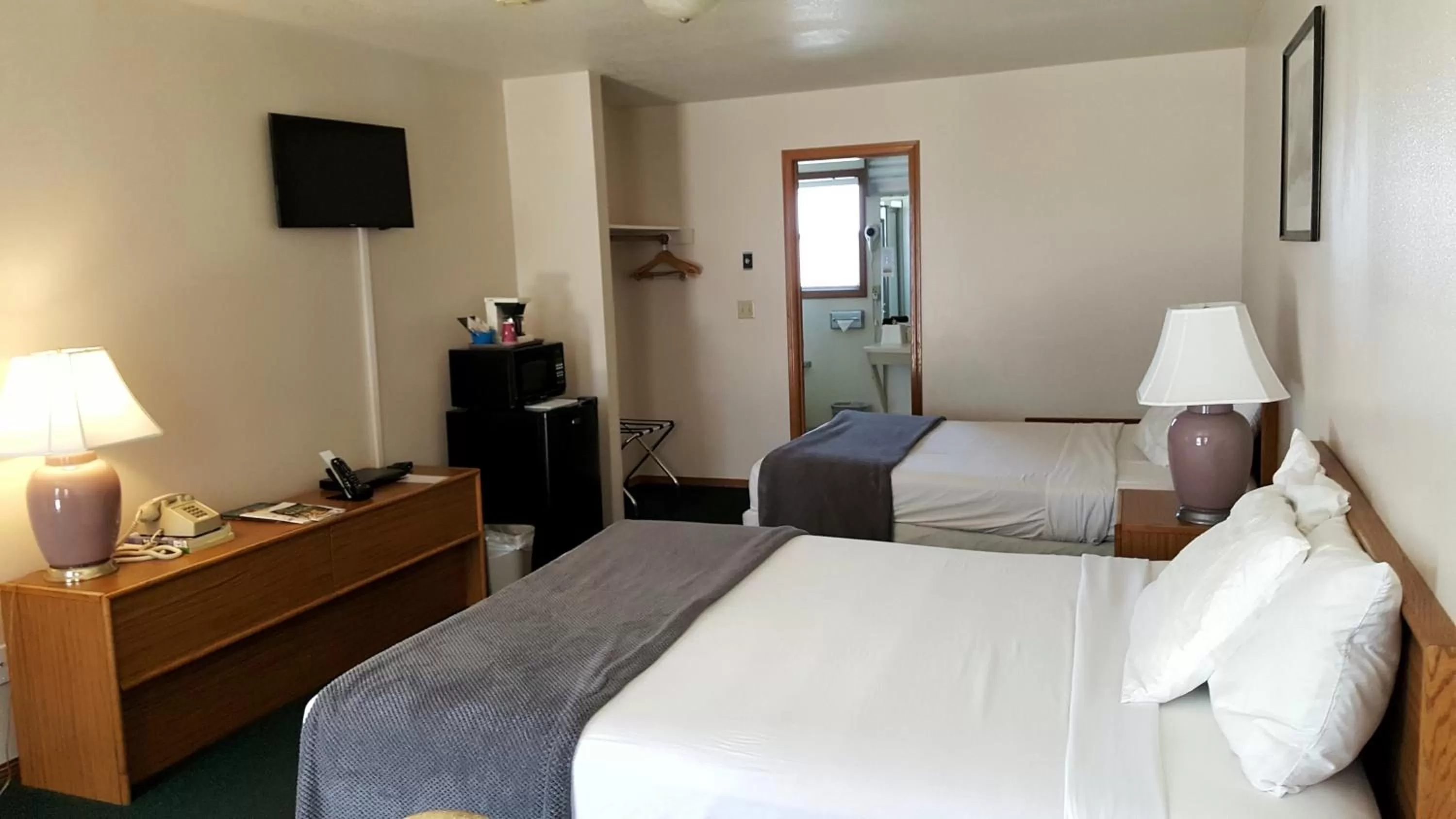 Photo of the whole room, Bed in Hillcrest Inn