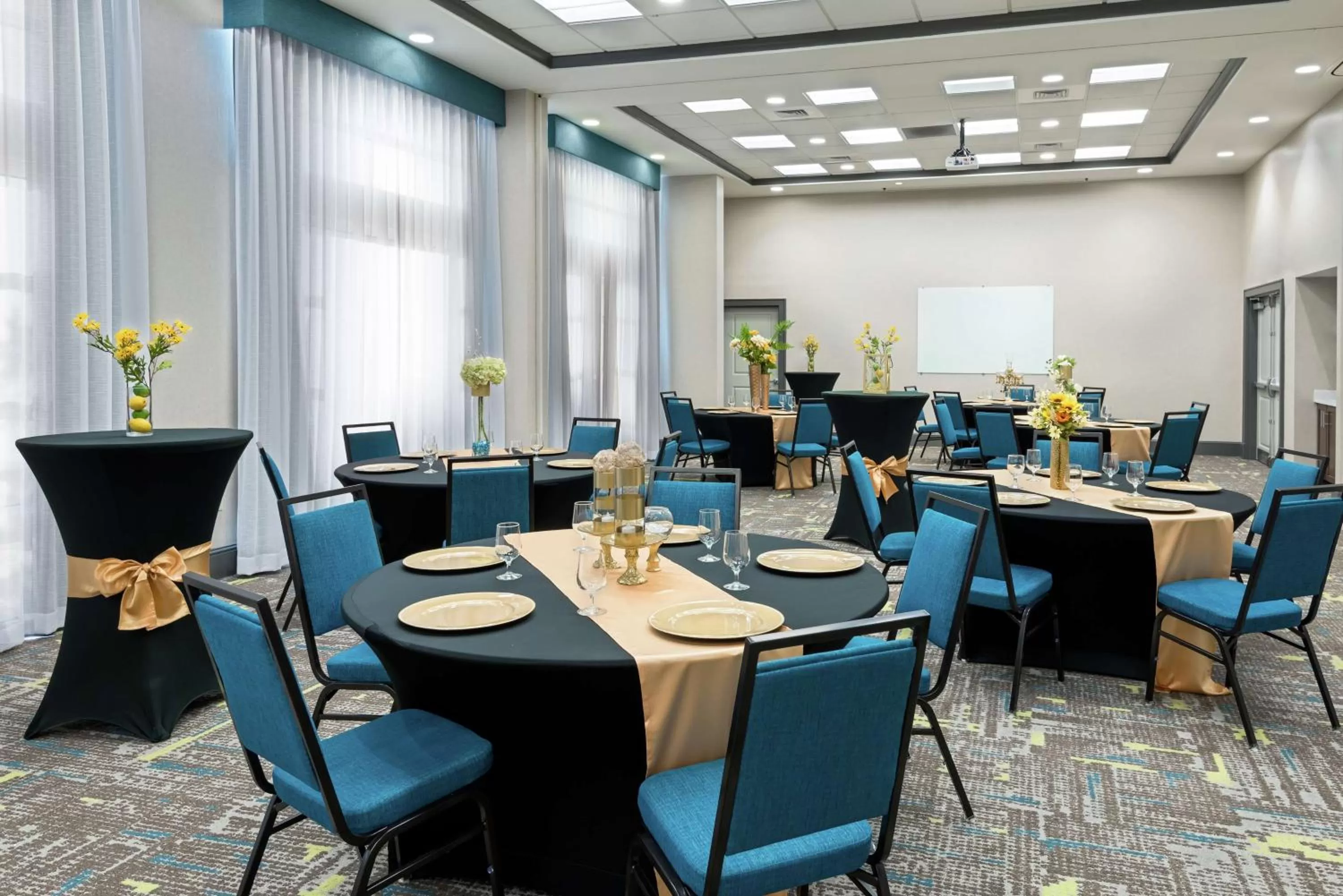 Meeting/conference room in Hampton Inn & Suites Orlando Airport at Gateway Village