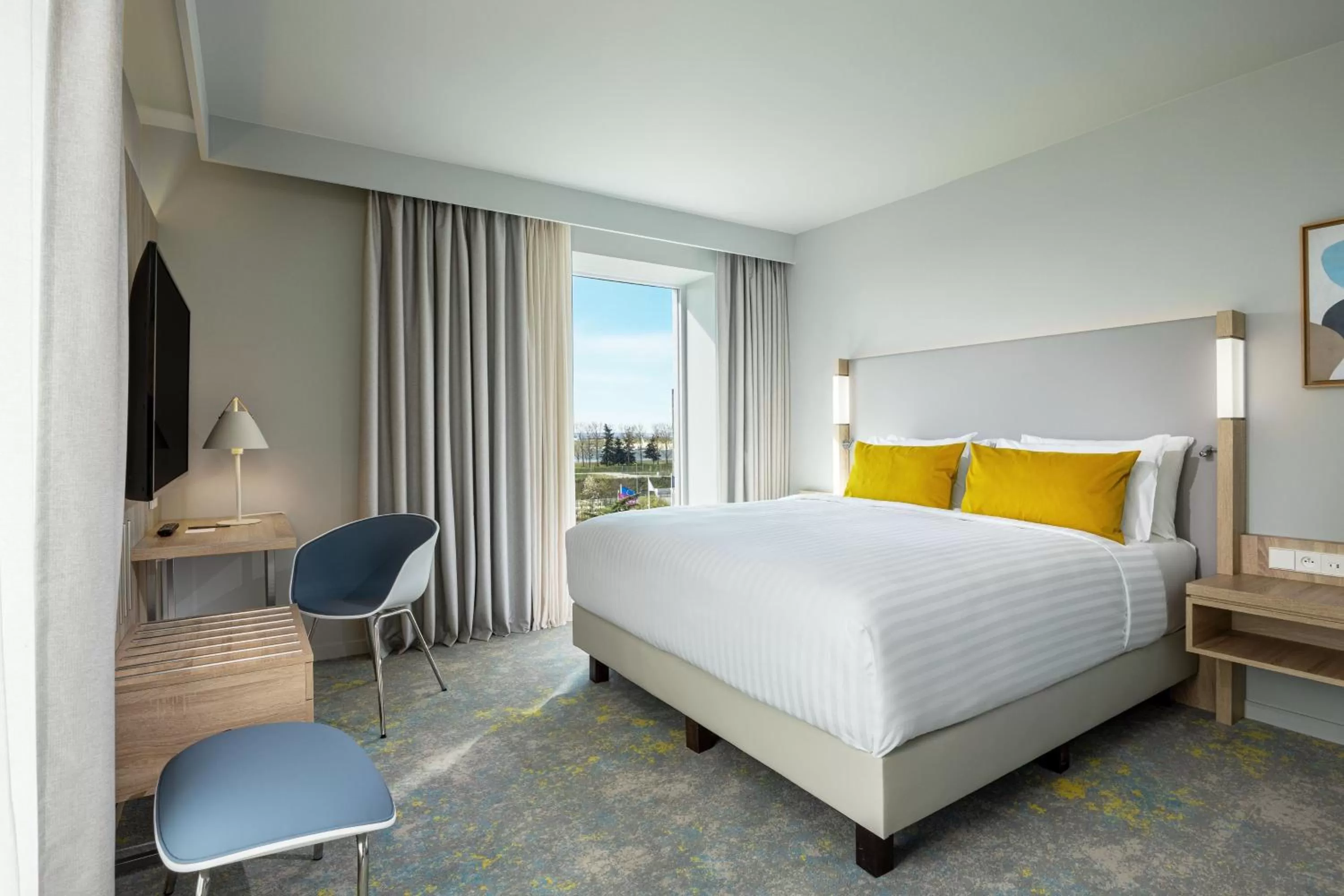 Photo of the whole room, Bed in Courtyard by Marriott Paris Charles de Gaulle Central Airport