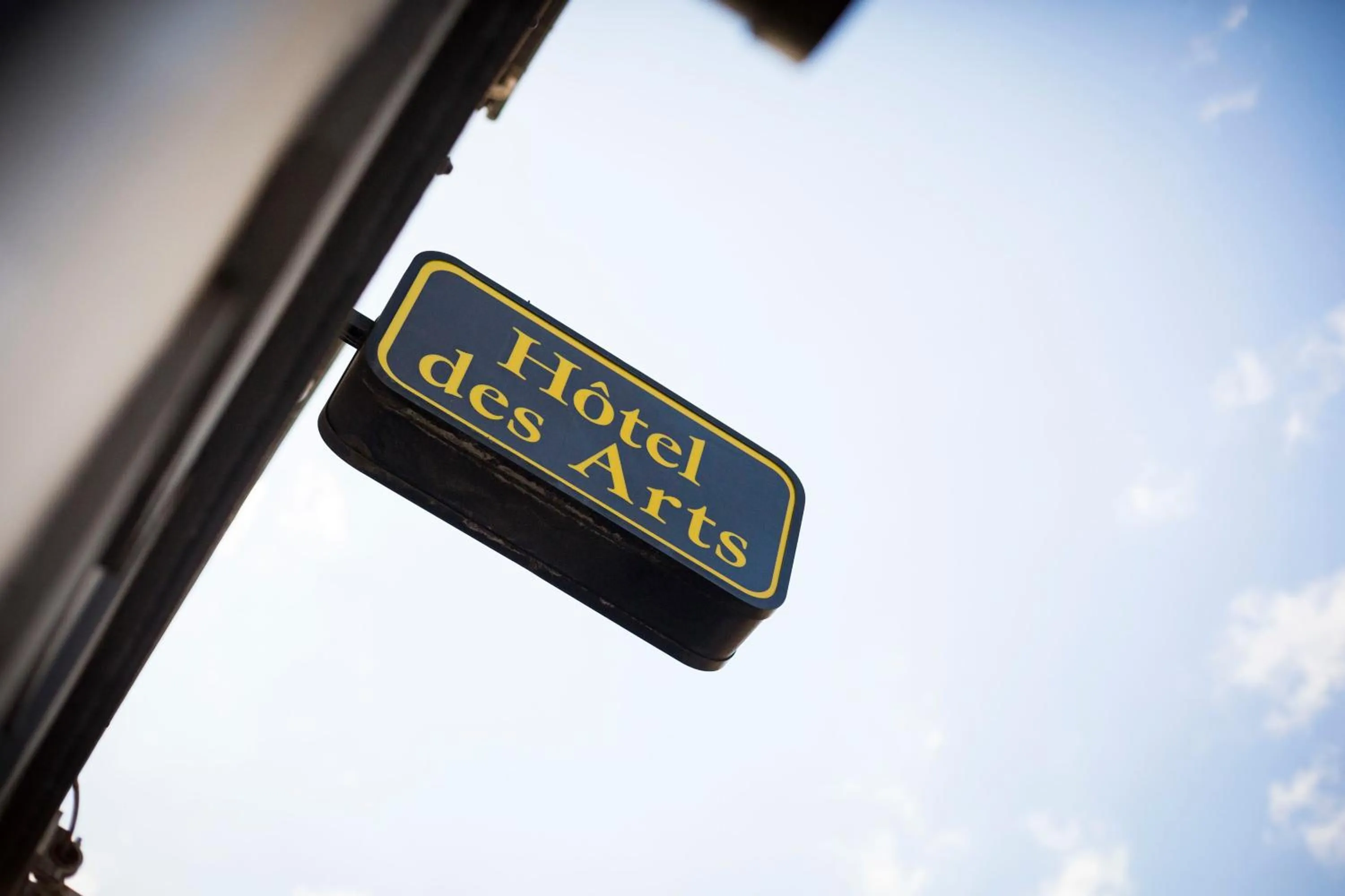 Property logo or sign in Hotel Des Arts