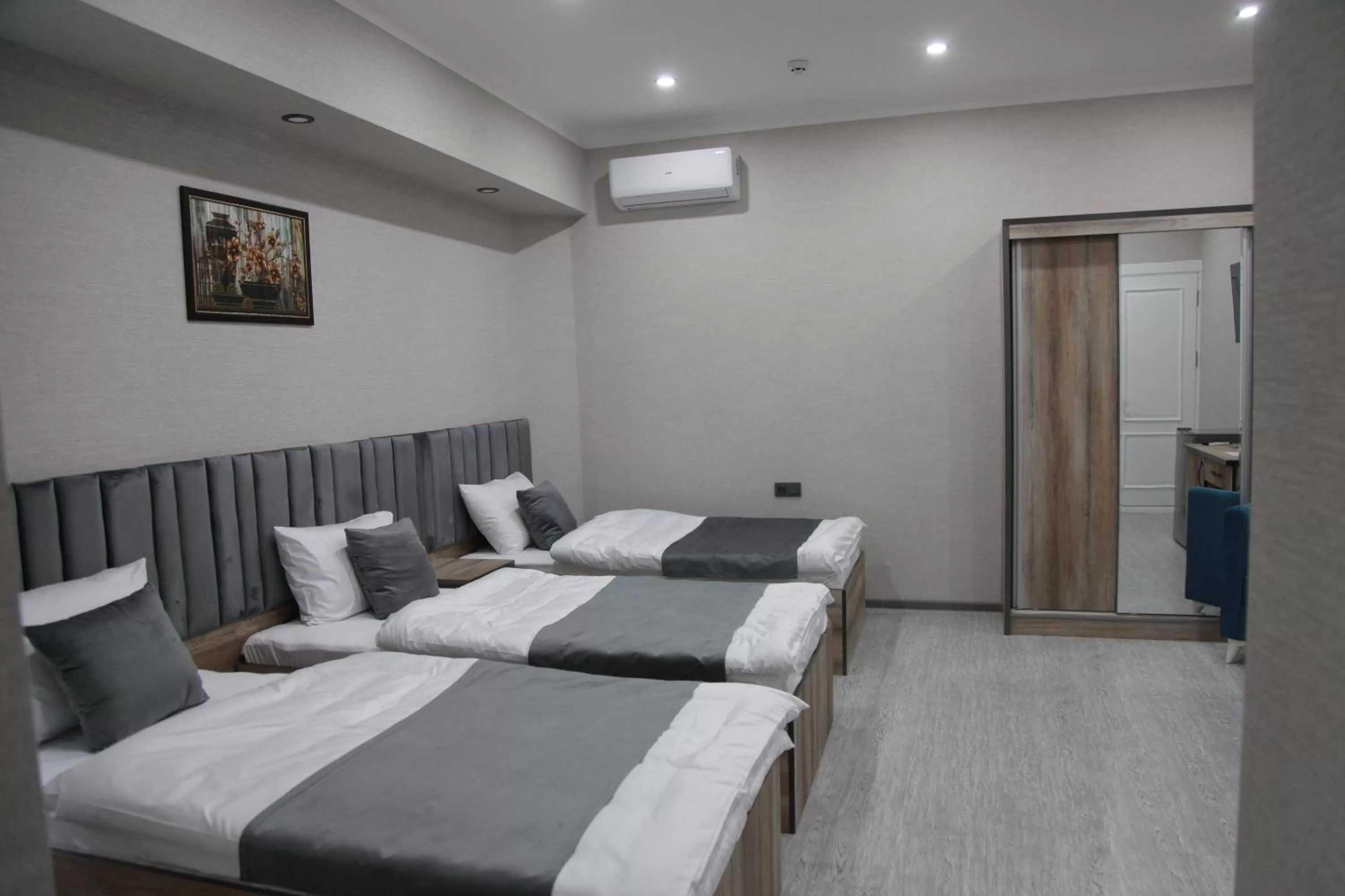 Photo of the whole room, Bed in Samarqand Darvoza