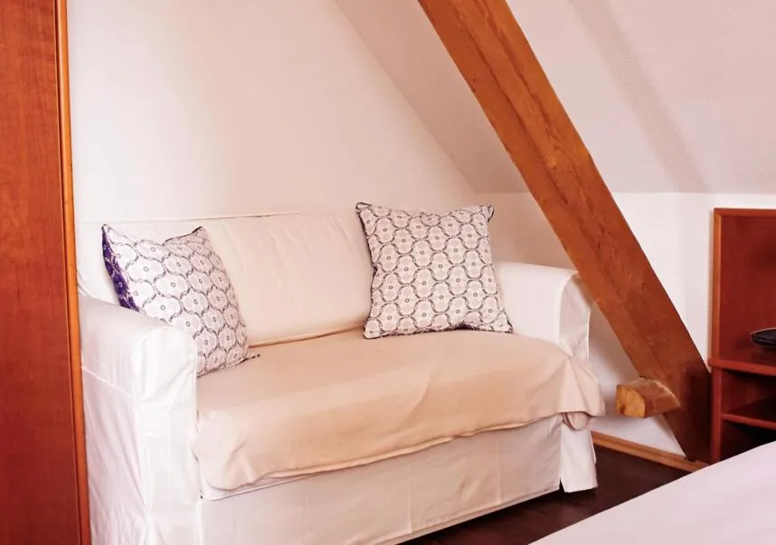 Seating area, Bed in Hotel Restaurant Knechtstedener Hof