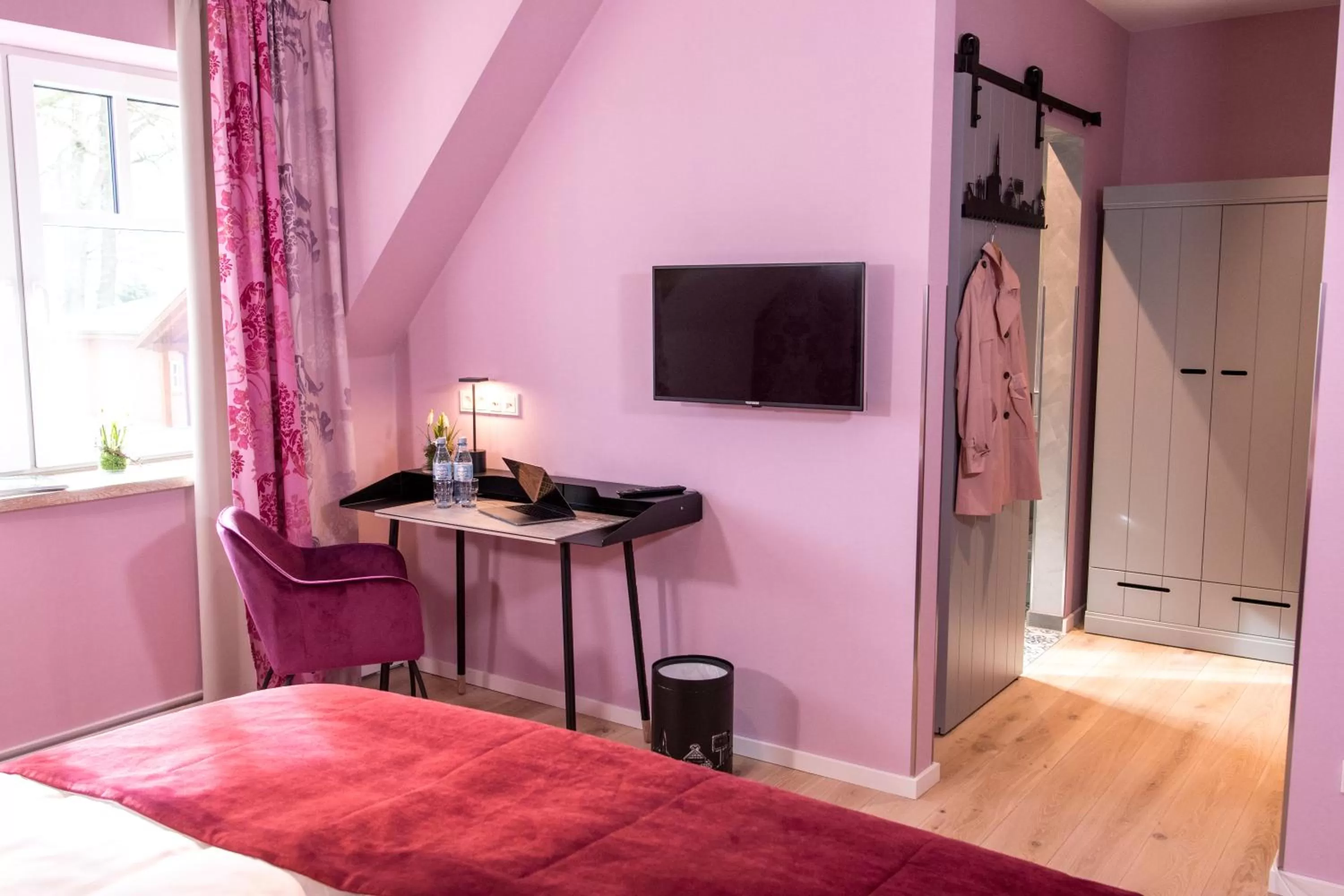 Decorative detail, TV/Entertainment Center in Visbeker Deern Hotel Garni