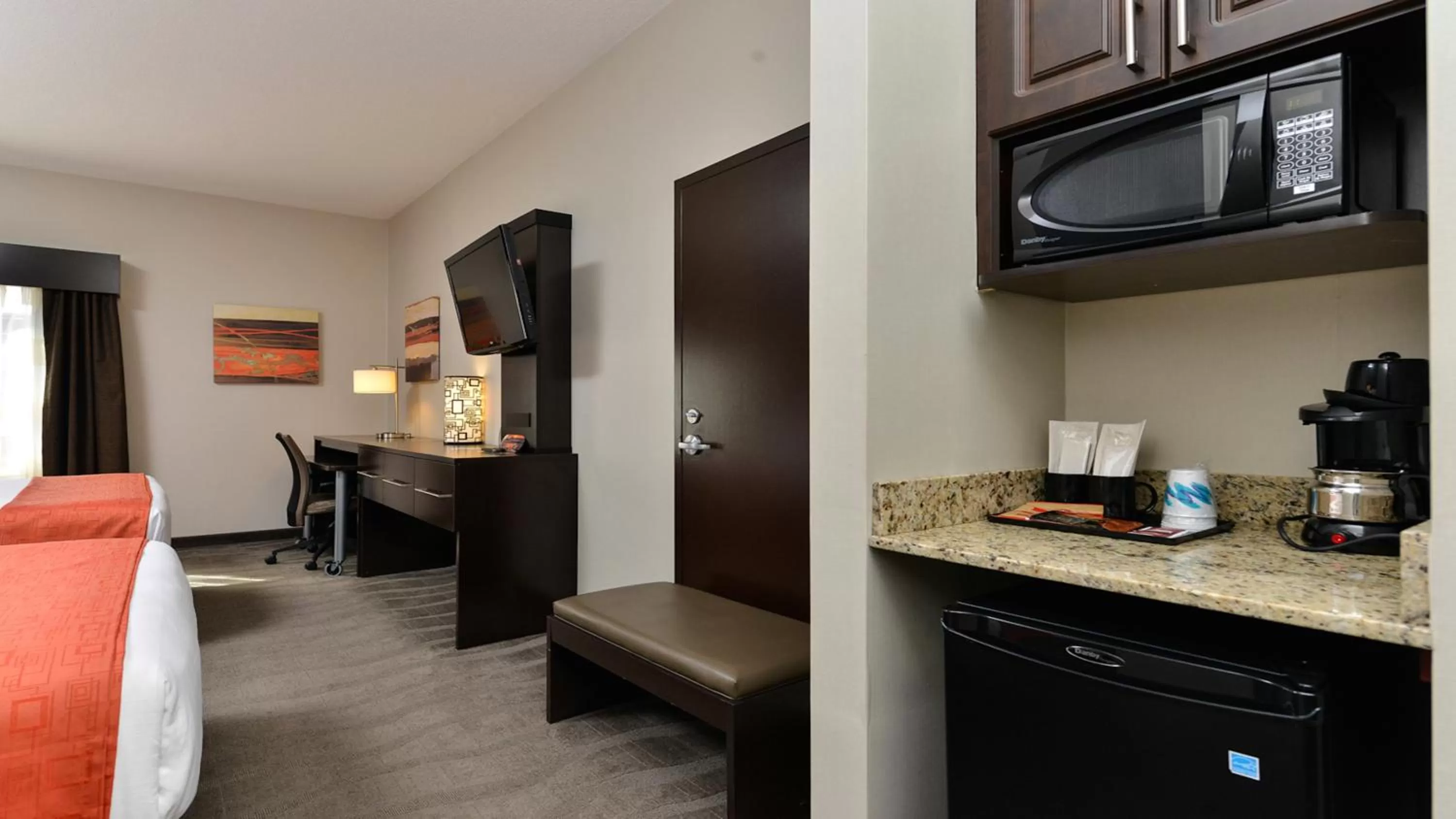 minibar, Bed in Holiday Inn Express Hotel & Suites - Edmonton International Airport by IHG