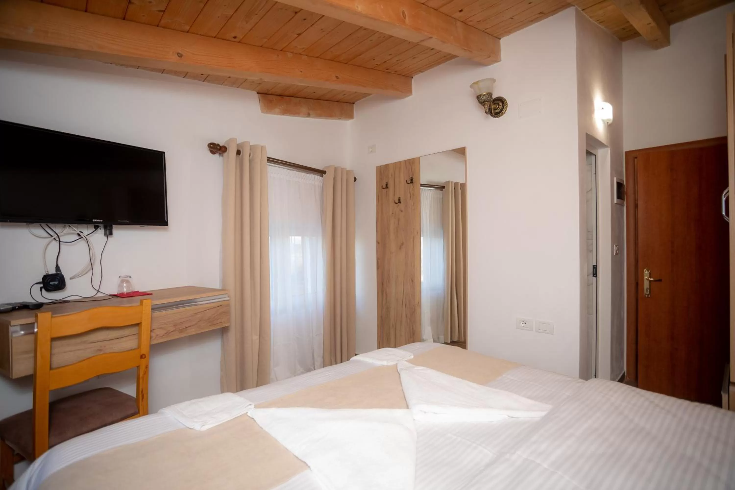 Bed, TV/Entertainment Center in Hotel Grandpa's House