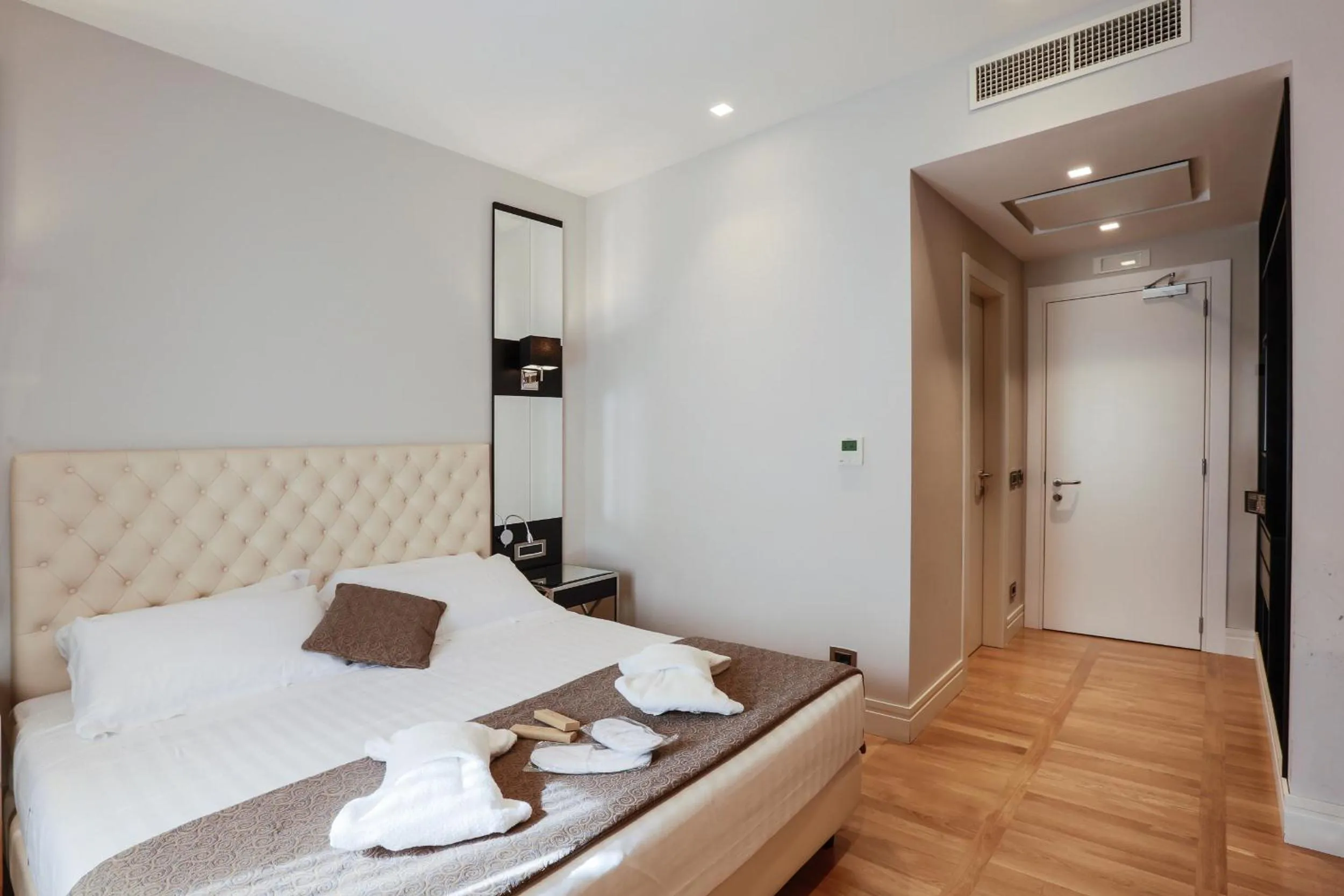 Bedroom, Bed in Floris Hotel