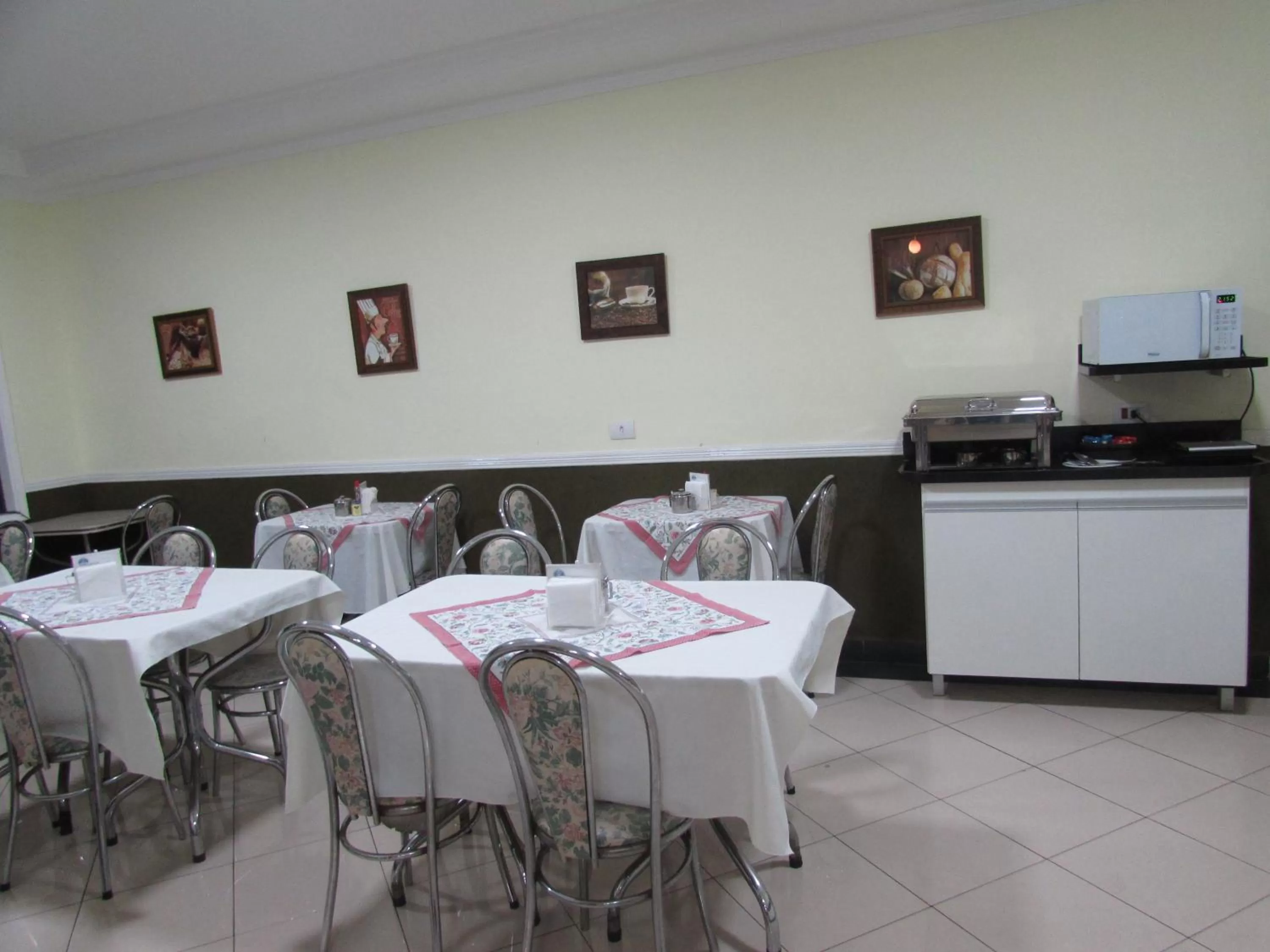 Restaurant/Places to Eat in Hotel Monteneve a 2 minutos do Bom Retiro, a 8 minutos da 25 de Março a 100 metros da estação de trem para Aeroporto Internacional de Guarulhos