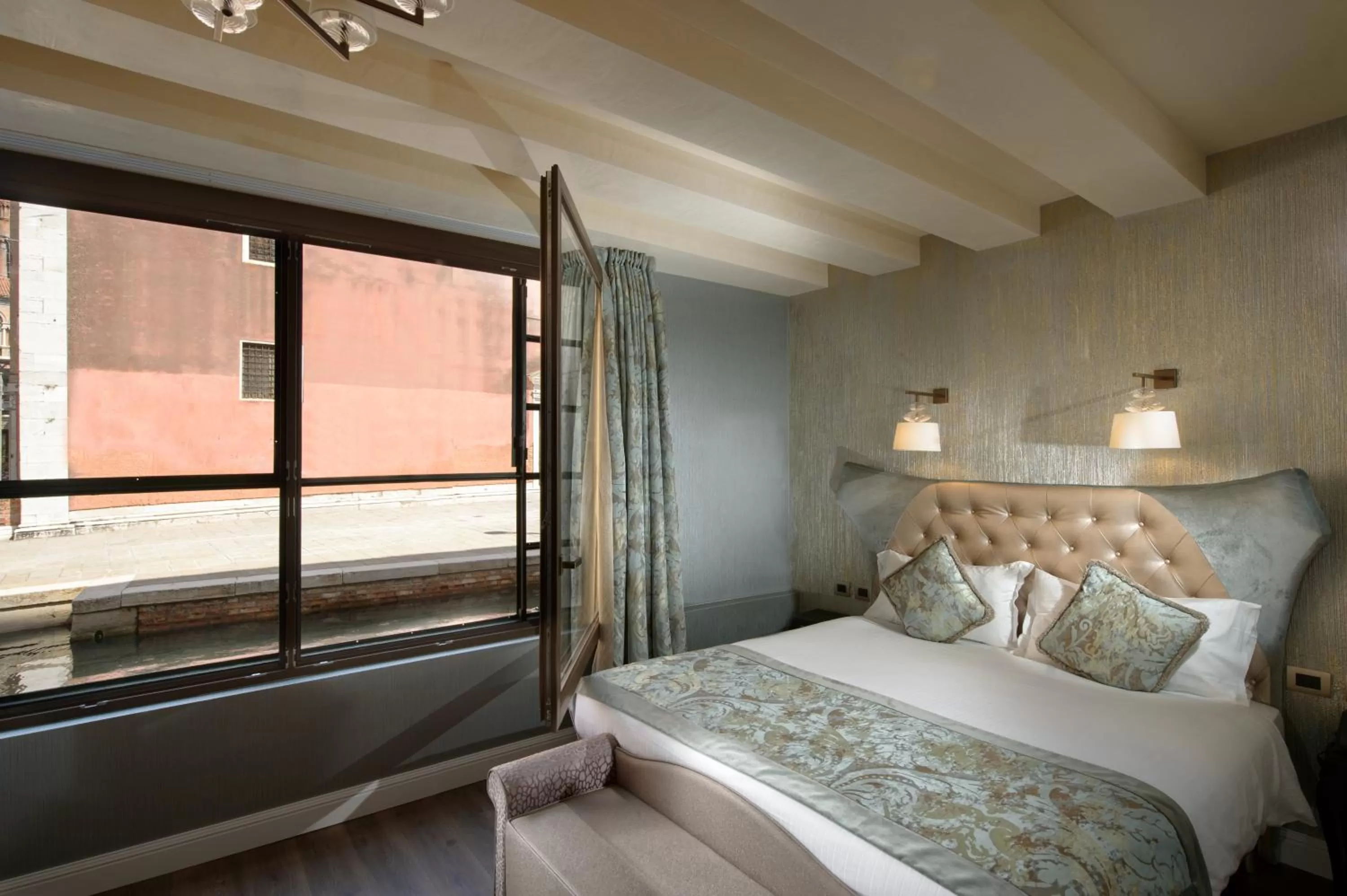 Bed in Palazzo Veneziano - Venice Collection