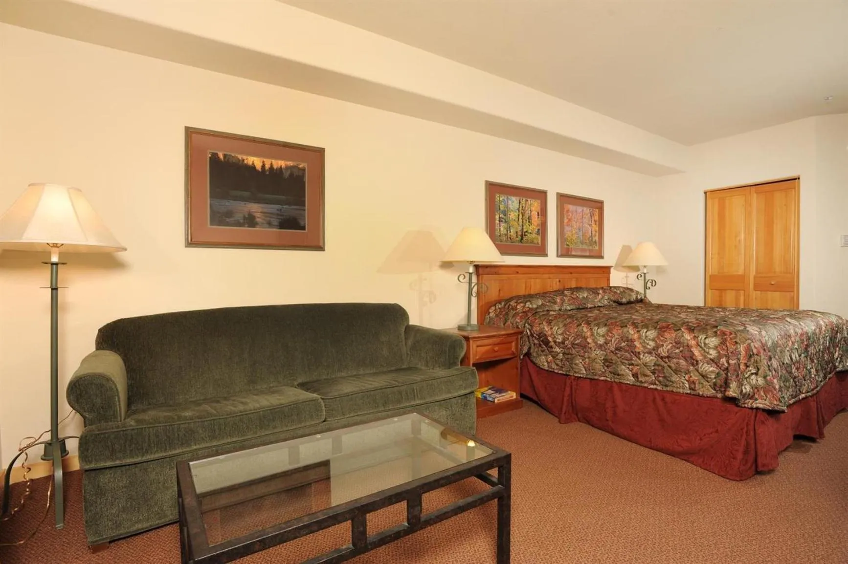 Photo of the whole room, Bed in Gateway Mountain Lodge, A Vail Resorts Property