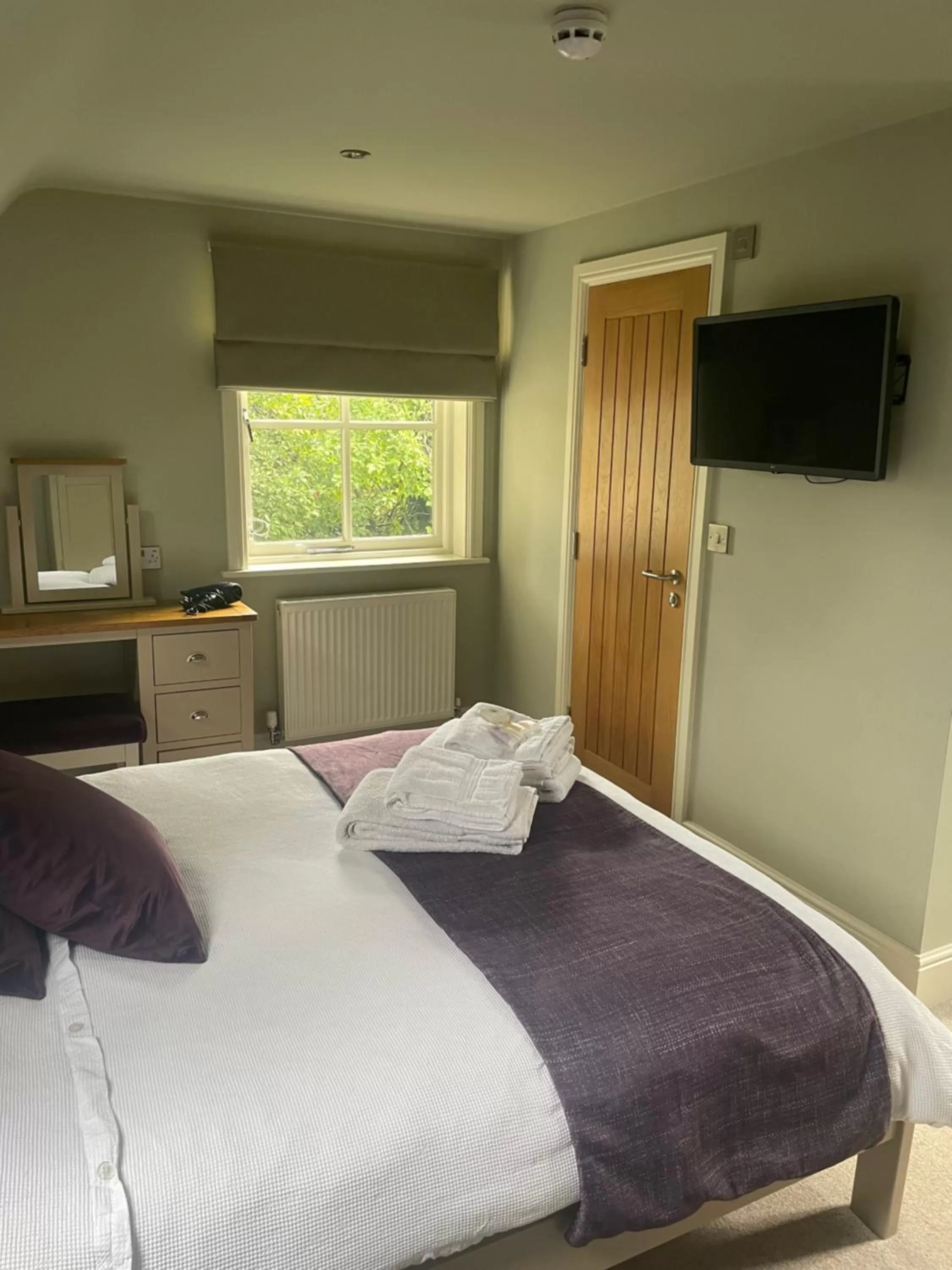 Bedroom, Bed in The Red Lion Charing Heath