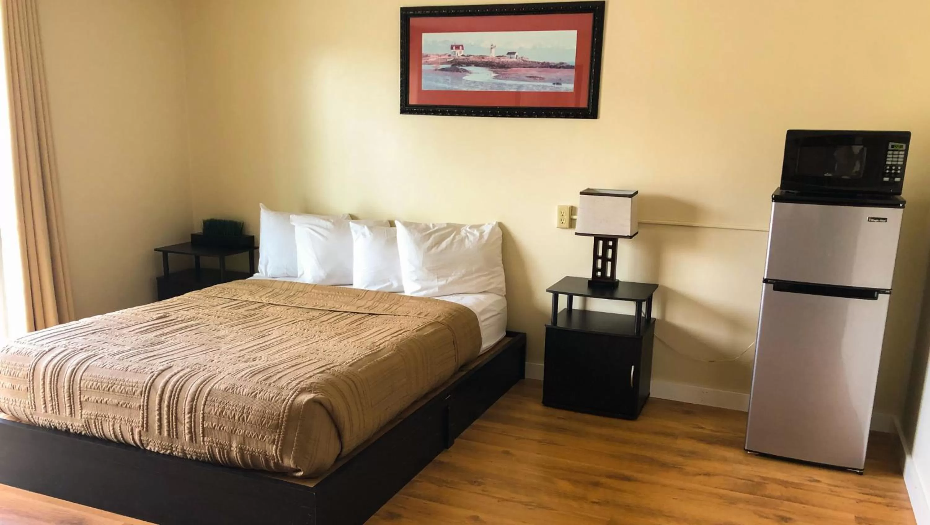 Photo of the whole room, Bed in Colonial Inn Ellsworth