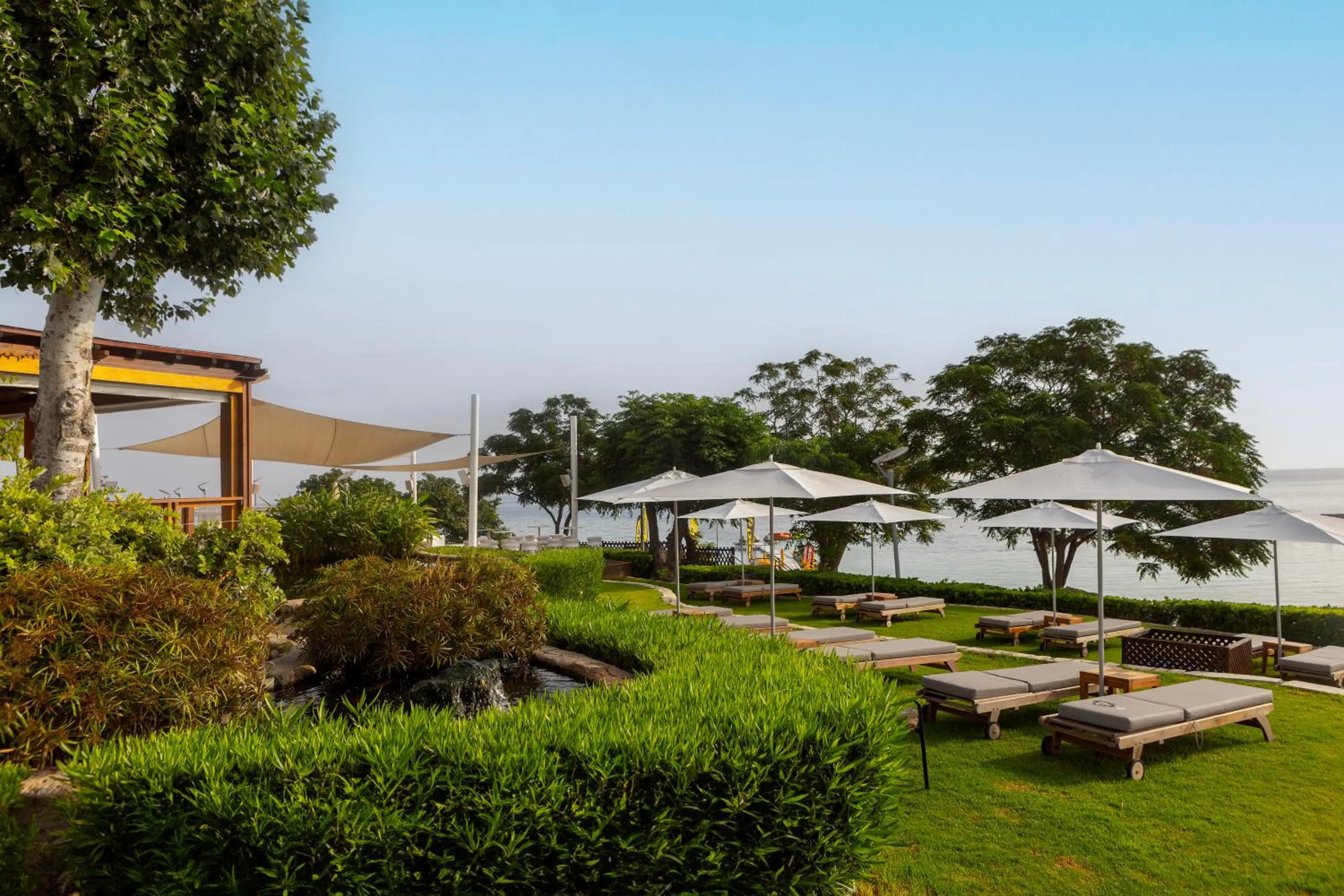 Restaurant/places to eat in Capo Bay Hotel