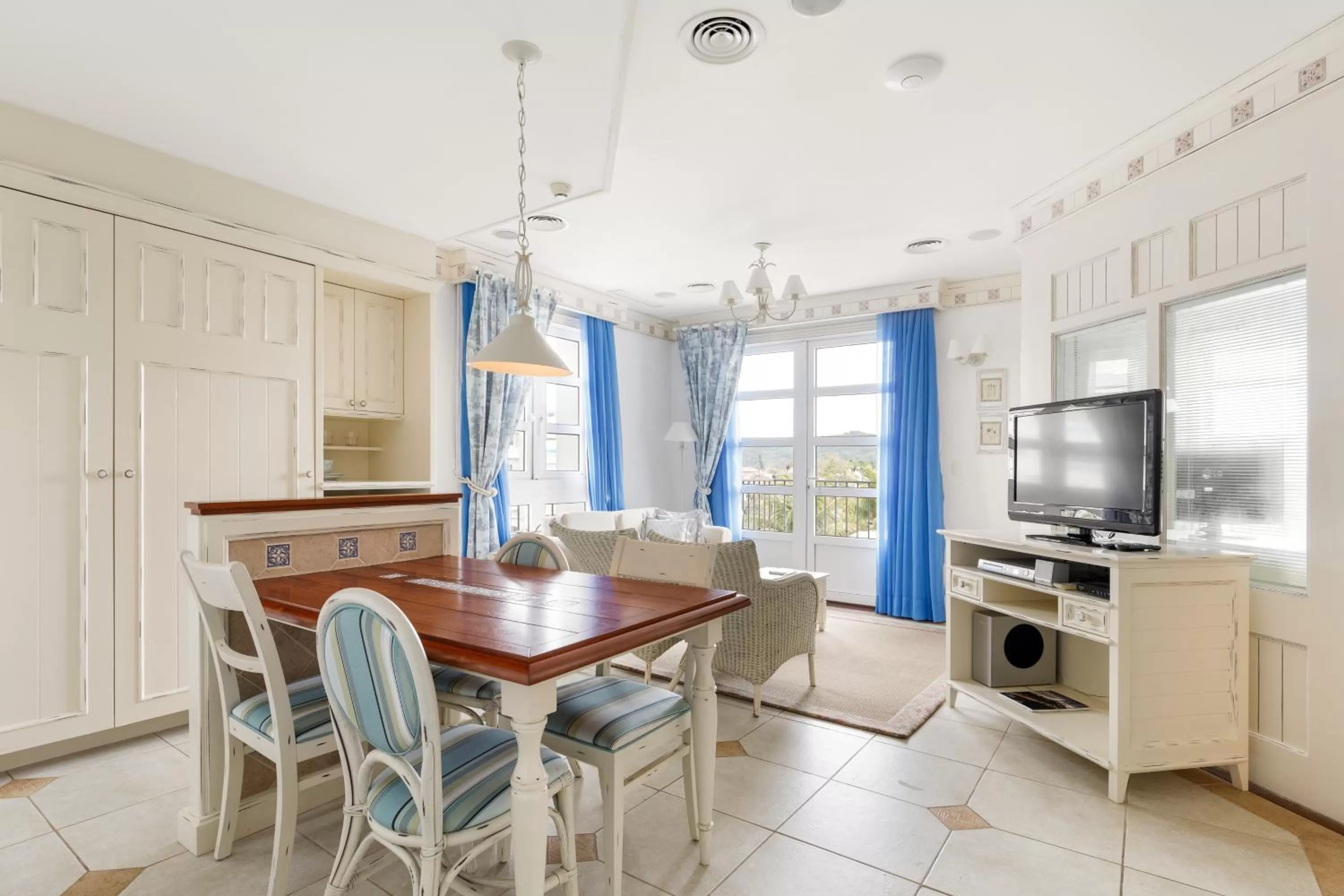 Kitchen or kitchenette, Dining Area in IL Campanário Villaggio Resort Suites - Jurerê Internacional