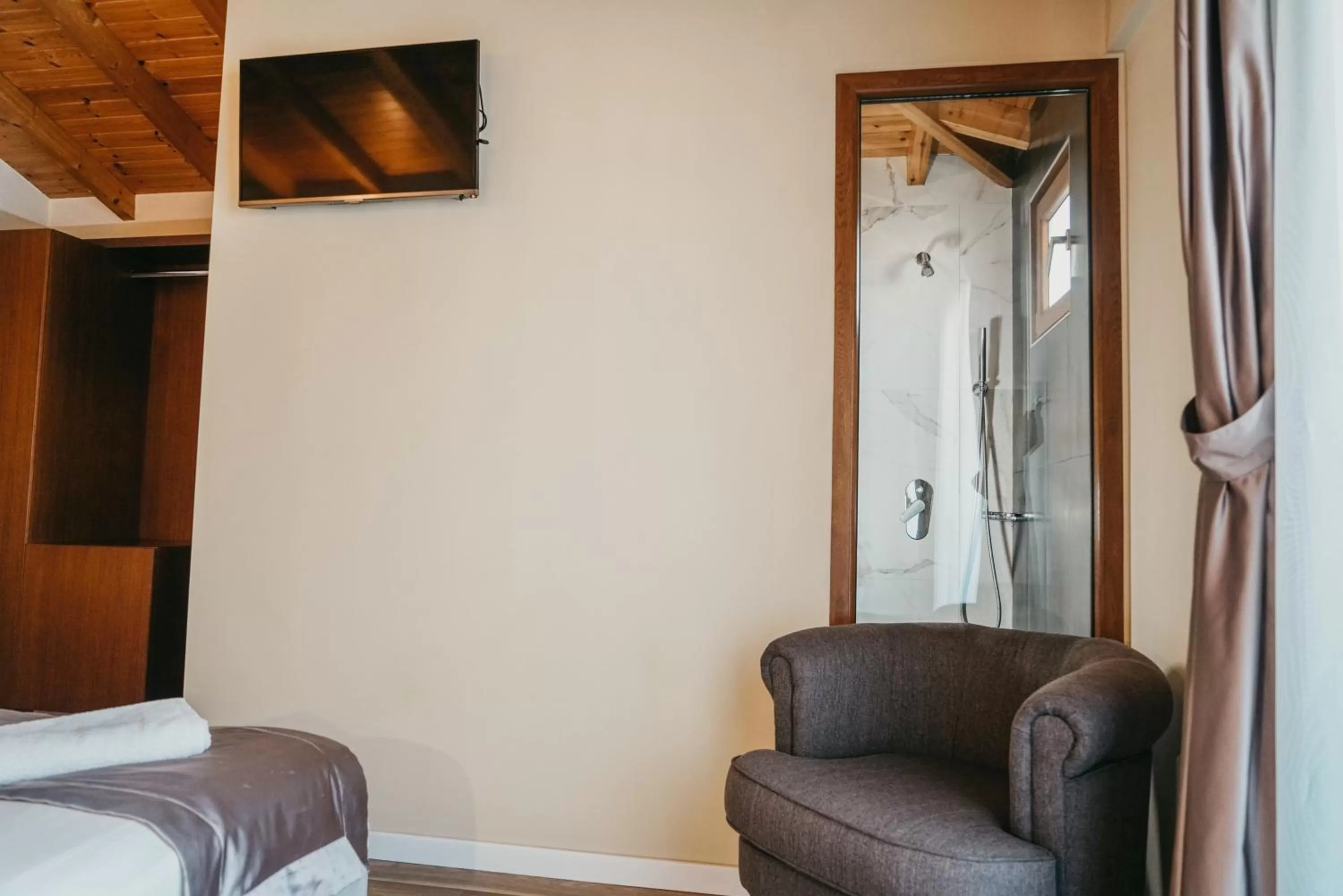 TV and multimedia, Seating Area in Center Hotel