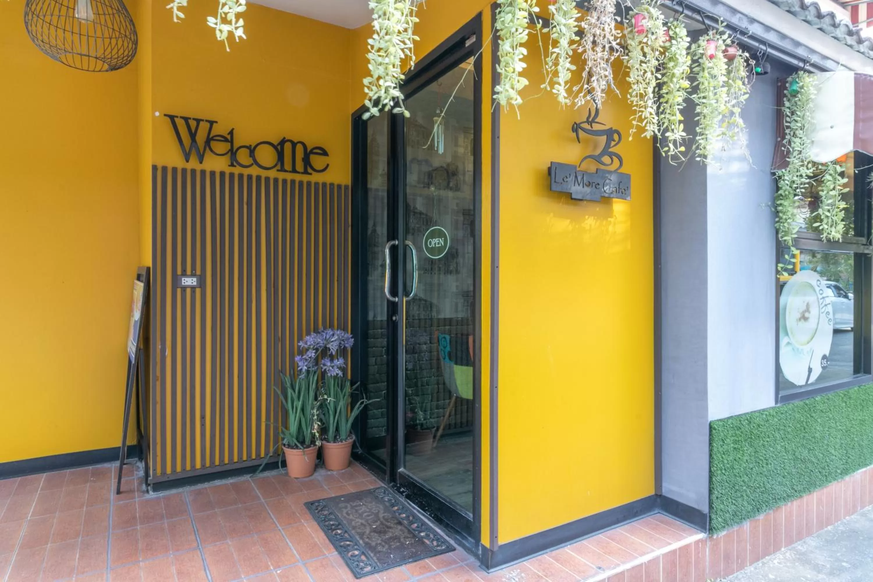 Restaurant/places to eat in P Park Residence Charansanitwong