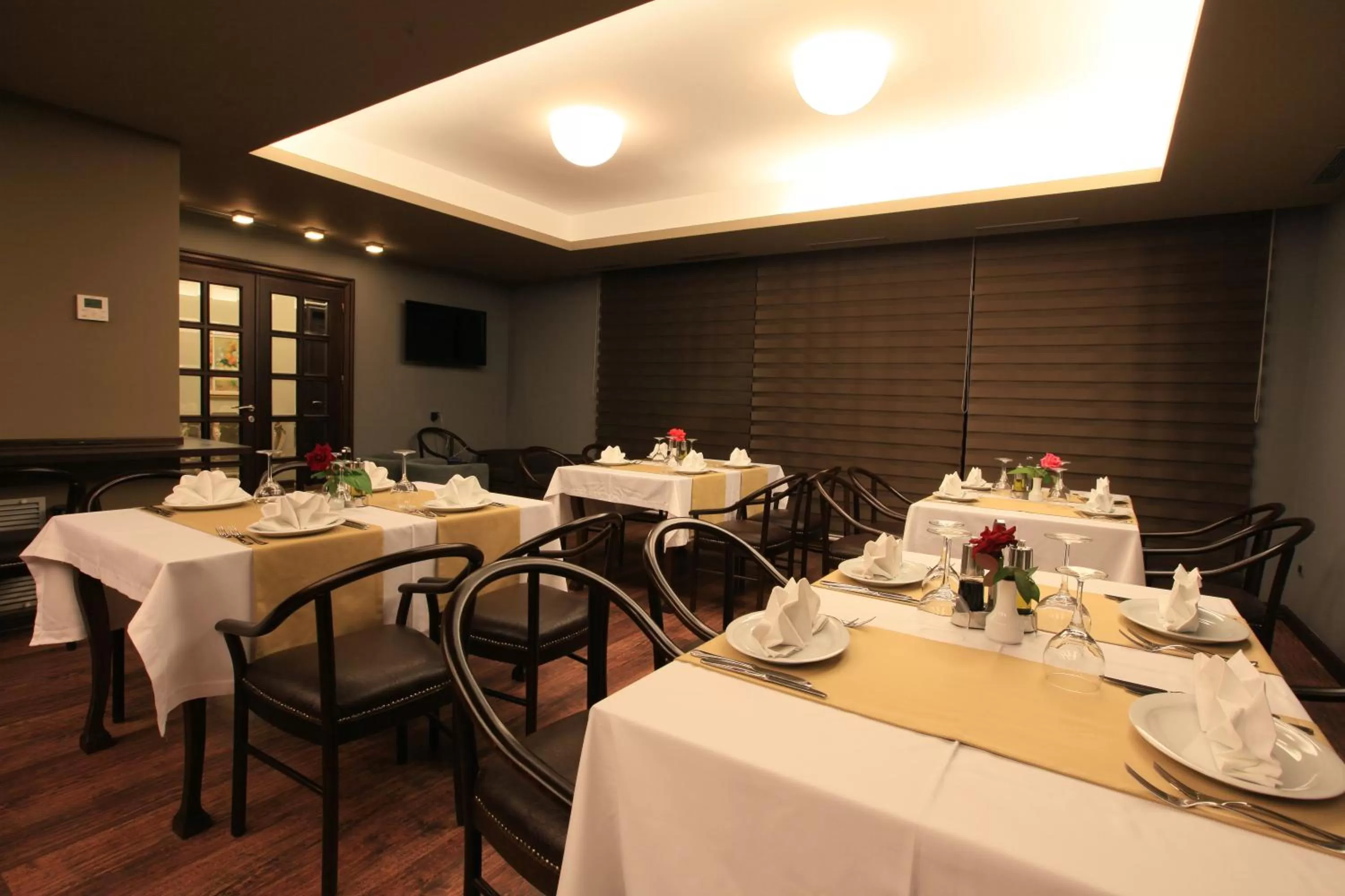 Restaurant/places to eat in Hotel Victoria Tirana
