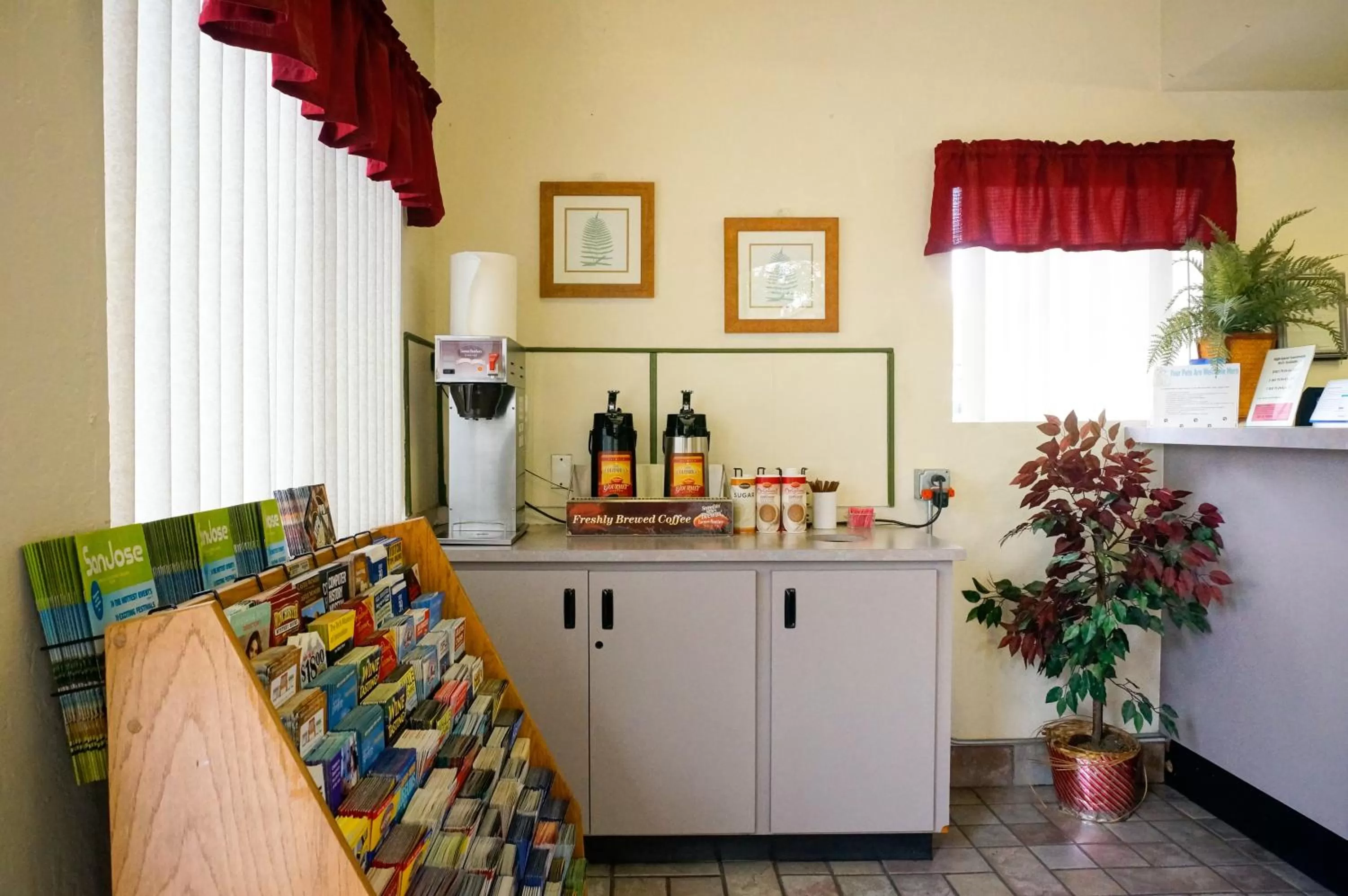 Lobby or reception, Kitchen/Kitchenette in EZ 8 Motel San Jose I