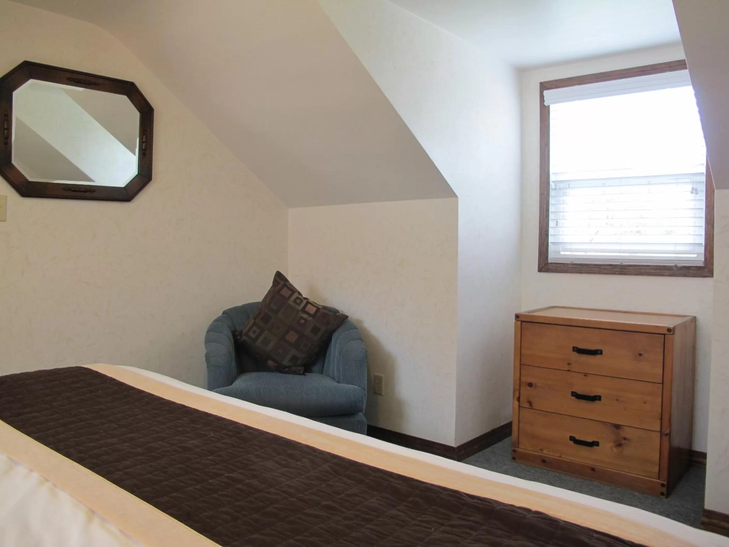 Day, Bed in Ecola Creek Lodge