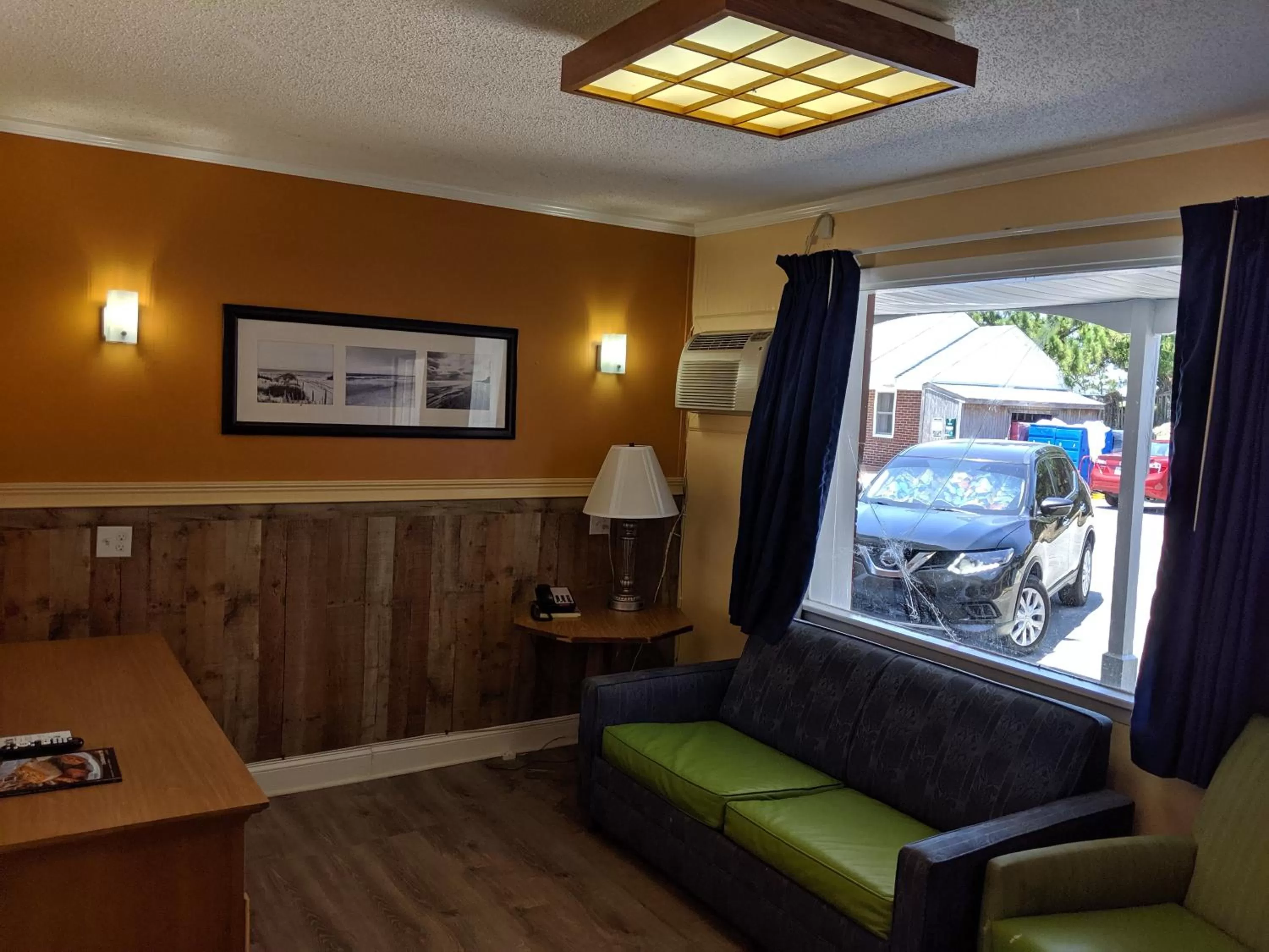 Living room in Colonial Inn