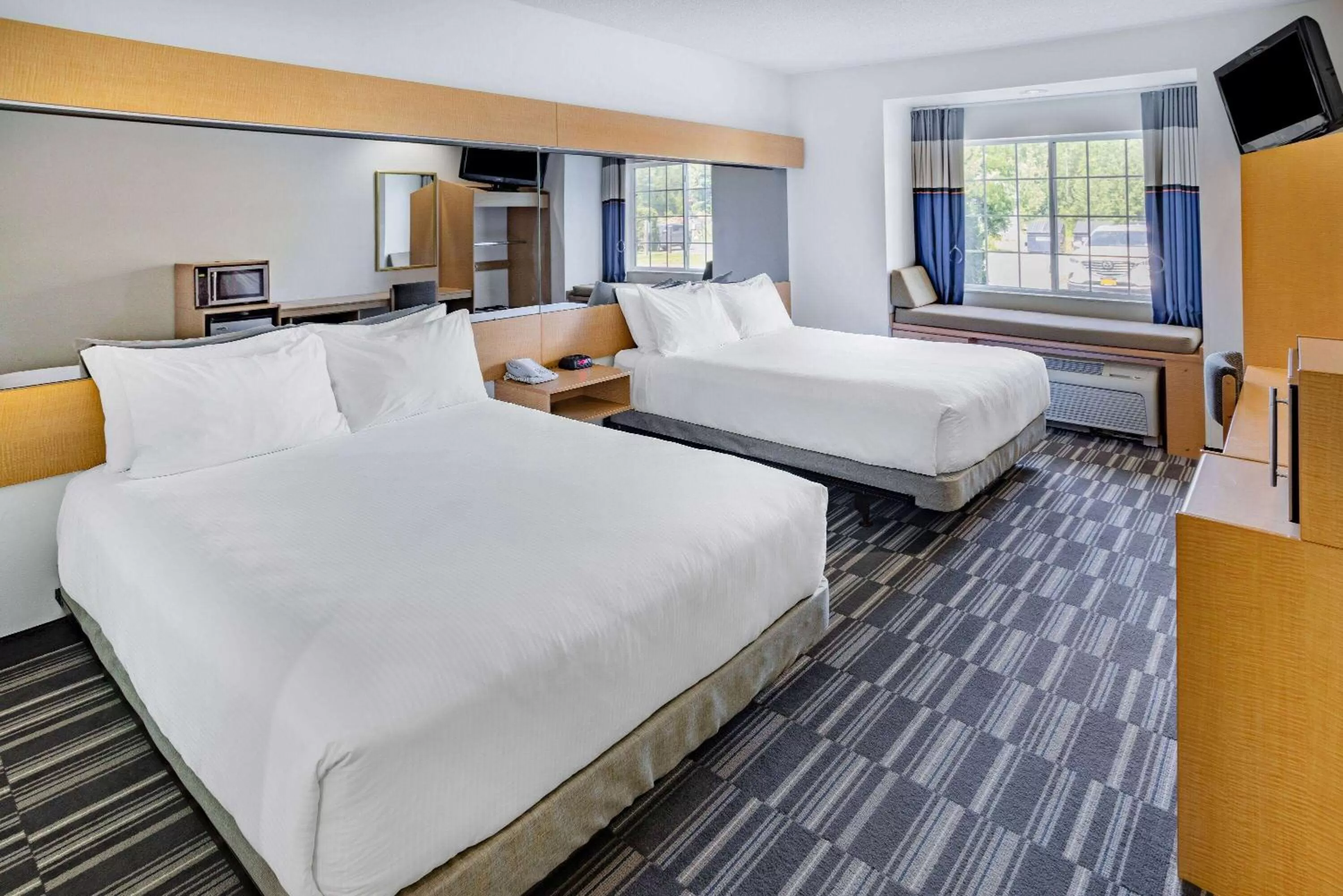 Photo of the whole room, Bed in Microtel Inn & Suites by Wyndham Plattsburgh