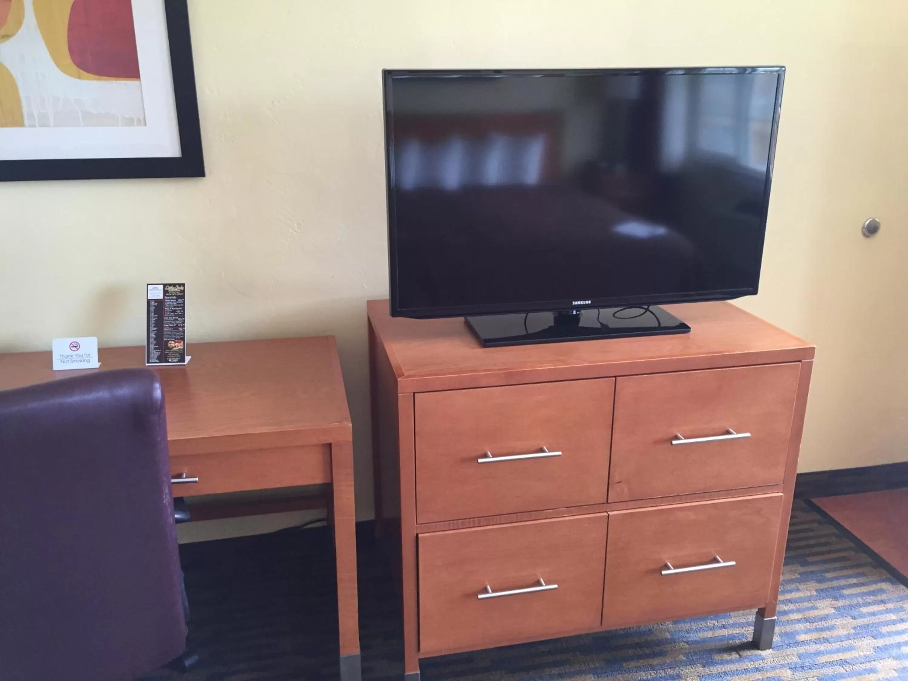 TV and multimedia in Howard Johnson by Wyndham San Diego Sea World